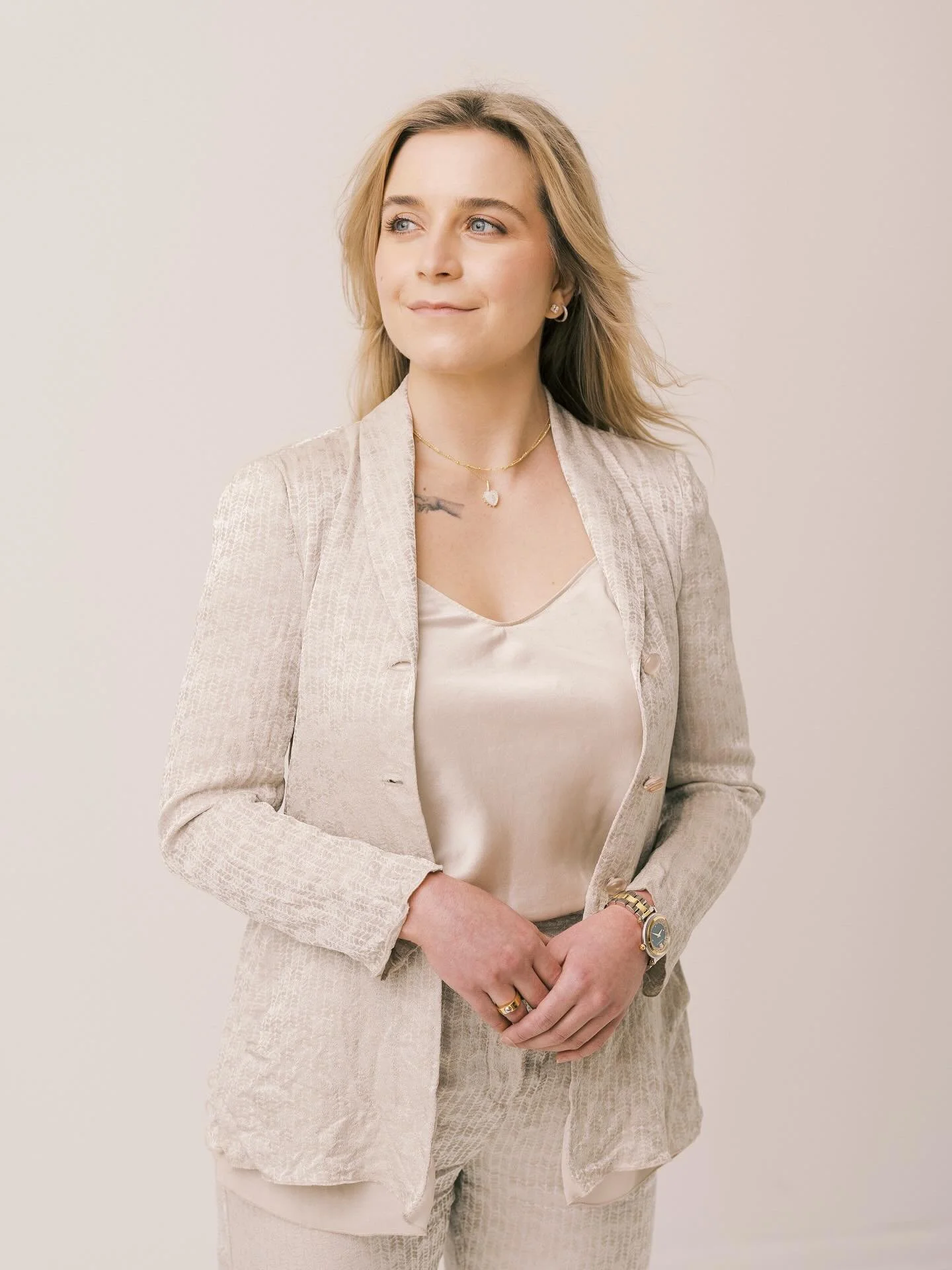 Favorite look from a recent session &rarr;
The soft textures and neutral colors were a perfect match for my backdrop &mdash; so dreamy!
⠀
🤍A soft neckline &mdash; simple and timeless
🤍A touch of metallic &mdash; elegant, but never too much
🤍A ligh