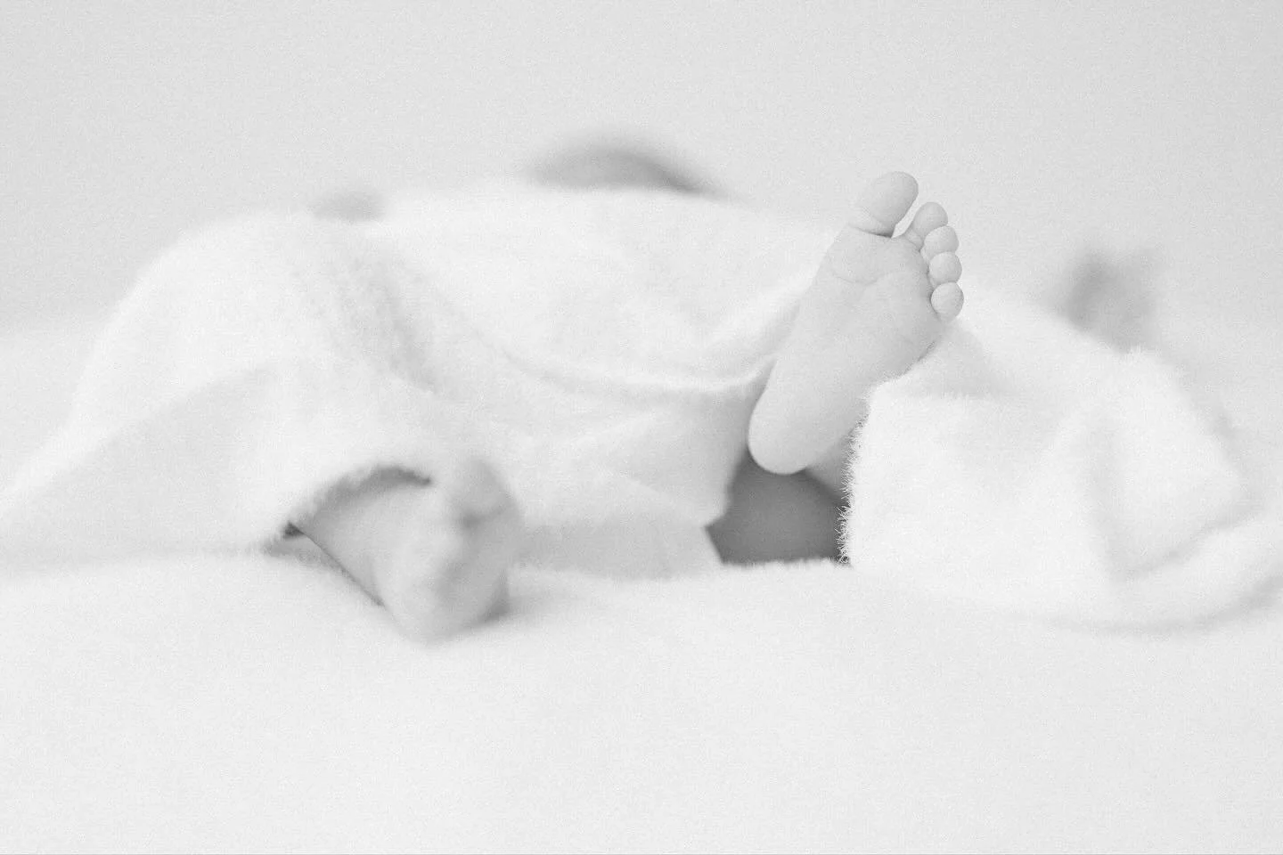 Soft light, neutral tones, and a quiet space&mdash;this is how I love to photograph. No rush, no pressure.
⠀
Just your baby, as they are. Keeping the details true, simple, and timeless. 🤍🤍🤍