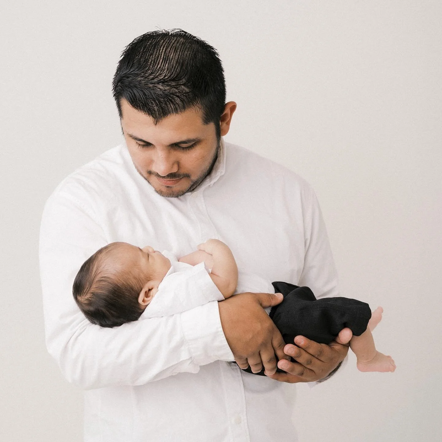 Capturing tender newborn moments in my Charlotte studio 🤍
⠀
So much love in this quiet little moment.
