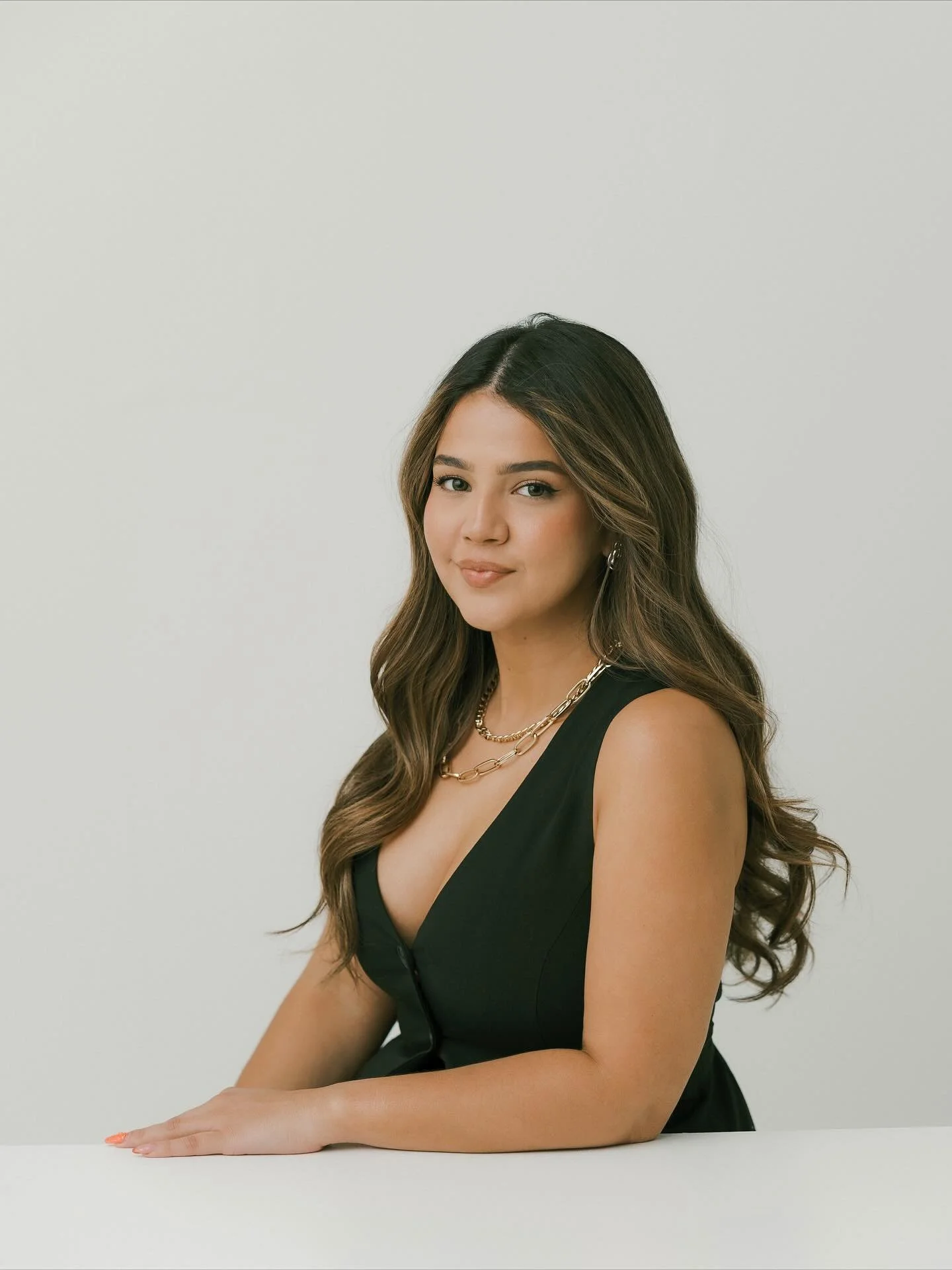 My headshot and branding sessions are super calm and easy&mdash;no pressure, no awkward posing. Just you, feeling comfortable and showing your real expressions.
⠀
I use soft light, neutral tones, and a simple backdrop to create clean, modern photos t