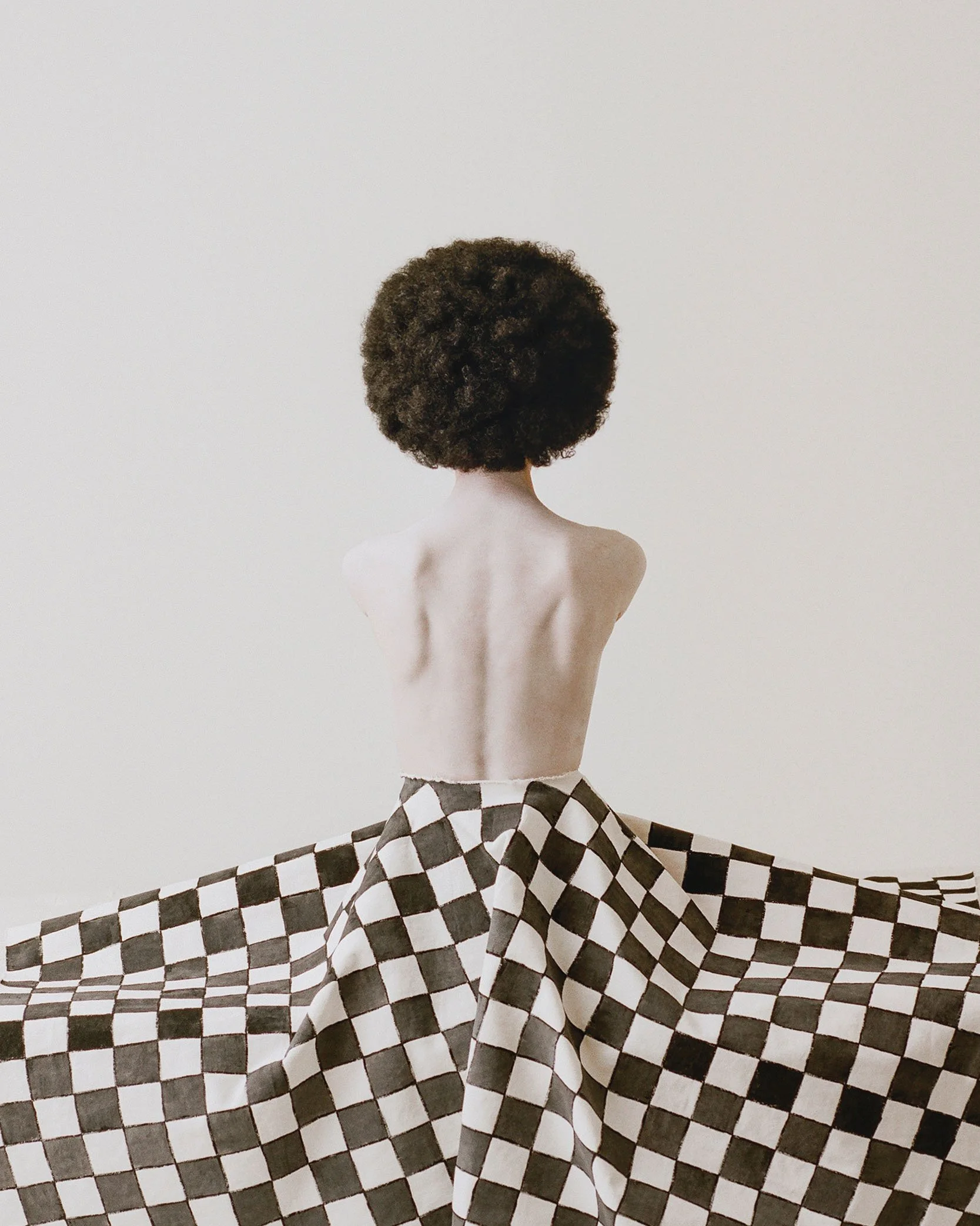 conceptual-portrait-checkered-skirt-motion-minimal-fine-art-luisa-del-valle.jpg