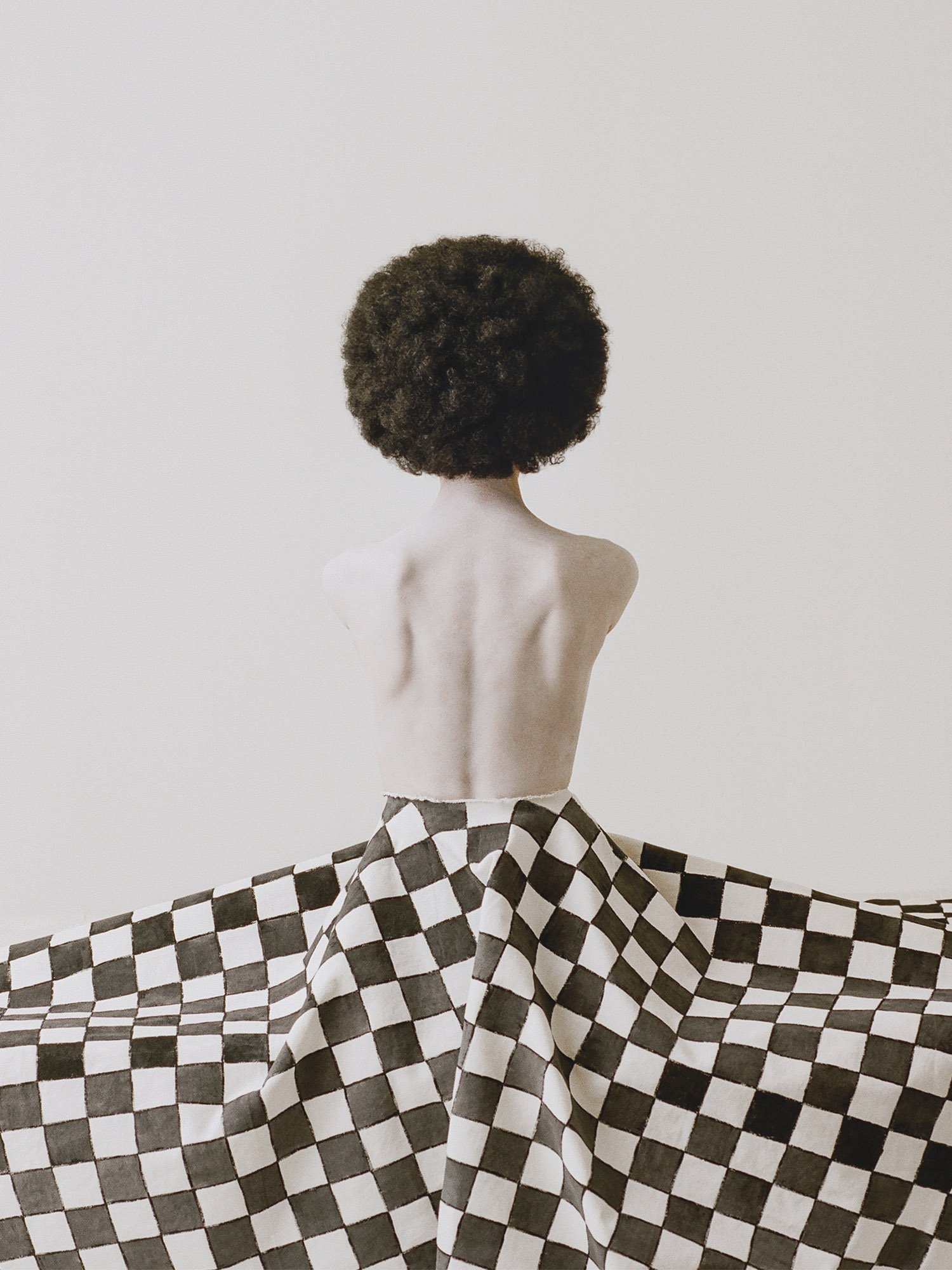 conceptual-portrait-checkered-skirt-motion-minimal-fine-art-luisa-del-valle.jpg
