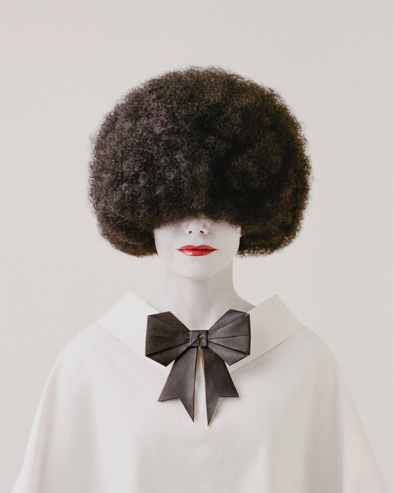 conceptual-portrait-voluminous-hair-bow-minimal-fine-art-luisa-del-valle.jpg
