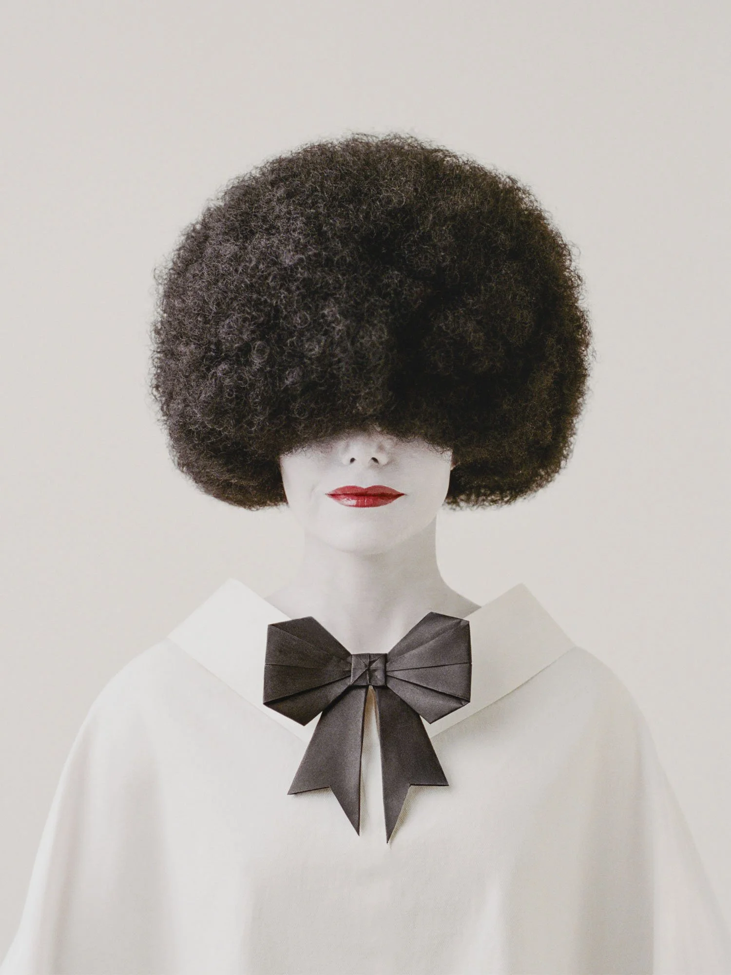 conceptual-portrait-voluminous-hair-bow-minimal-fine-art-luisa-del-valle.jpg