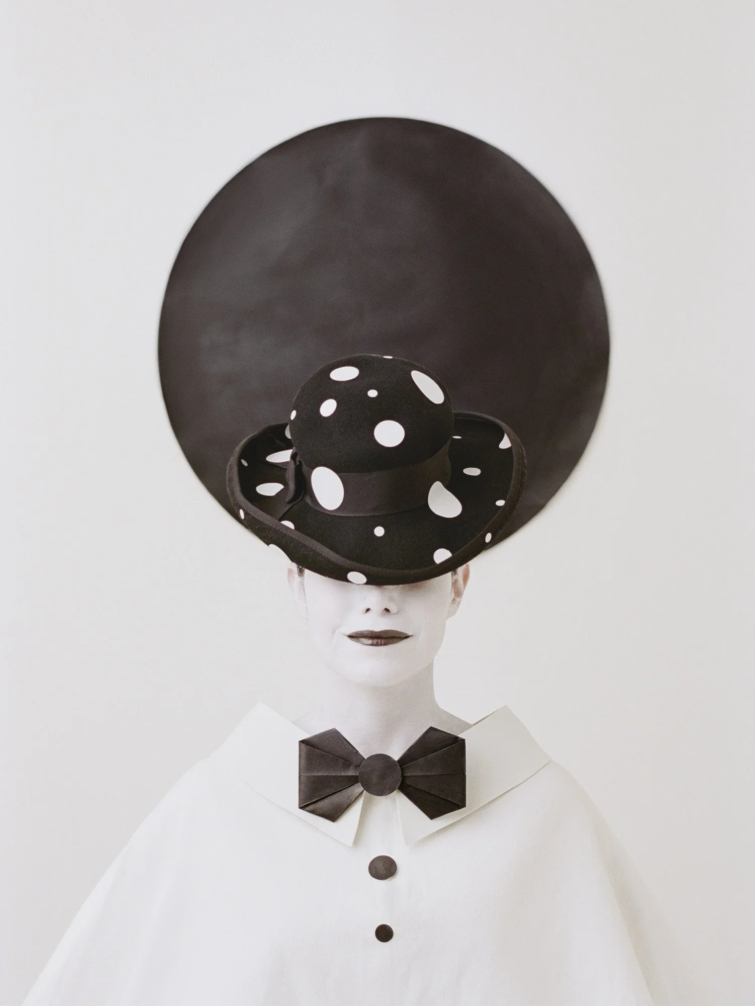 conceptual-portrait-polkas-hat-minimal-black-white-fine-art-luisa-del-valle 34.jpg