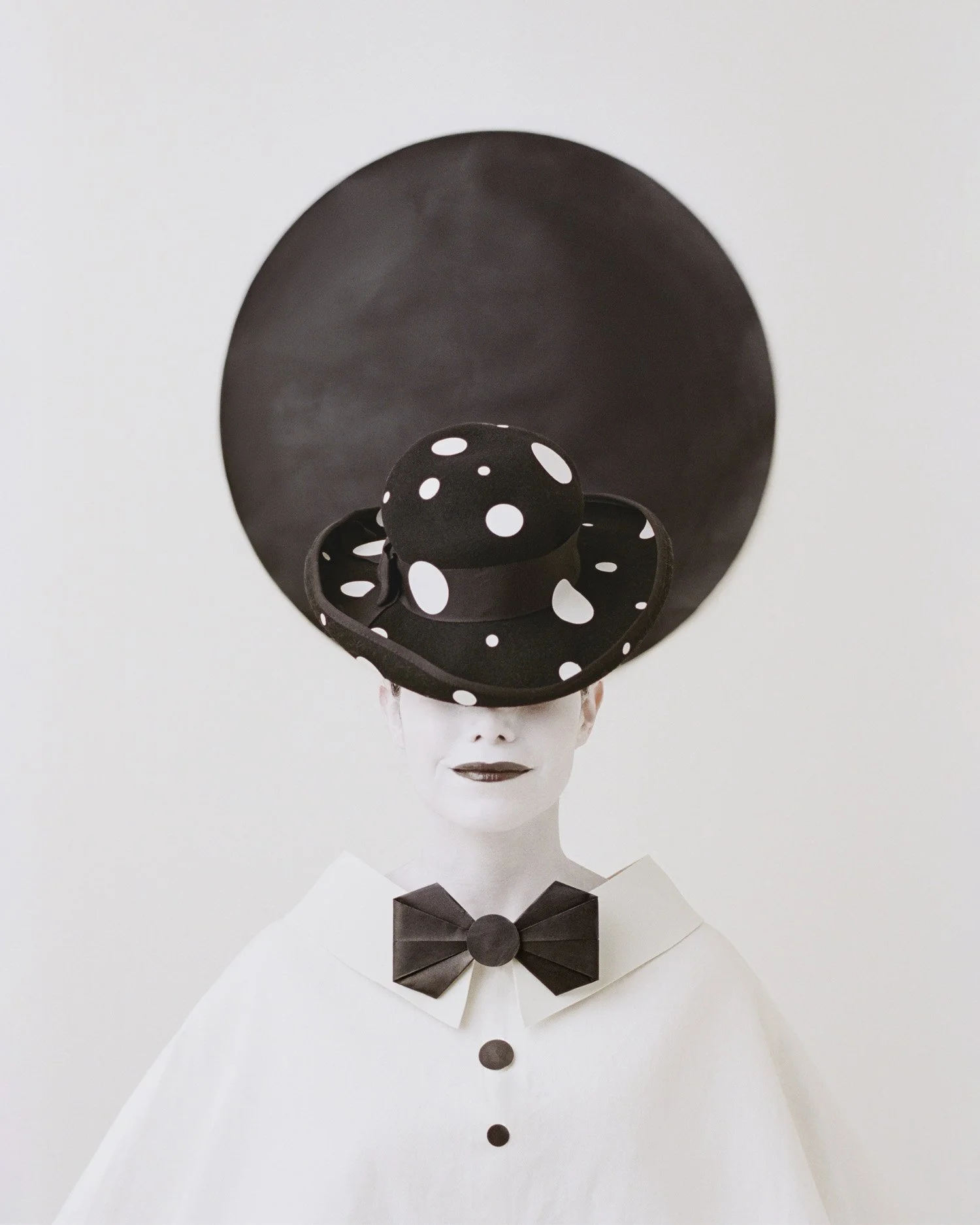 conceptual-portrait-polkas-hat-minimal-black-white-fine-art-luisa-del-valle.jpg