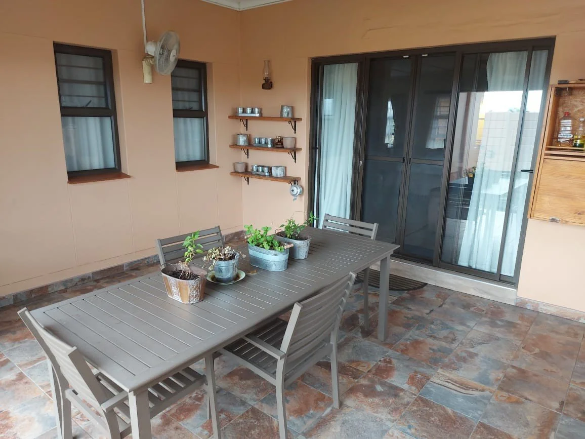 house1outsidedining.jpg