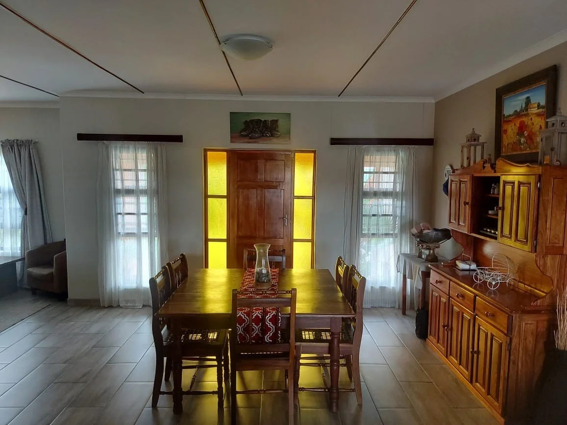 house1dining.jpg
