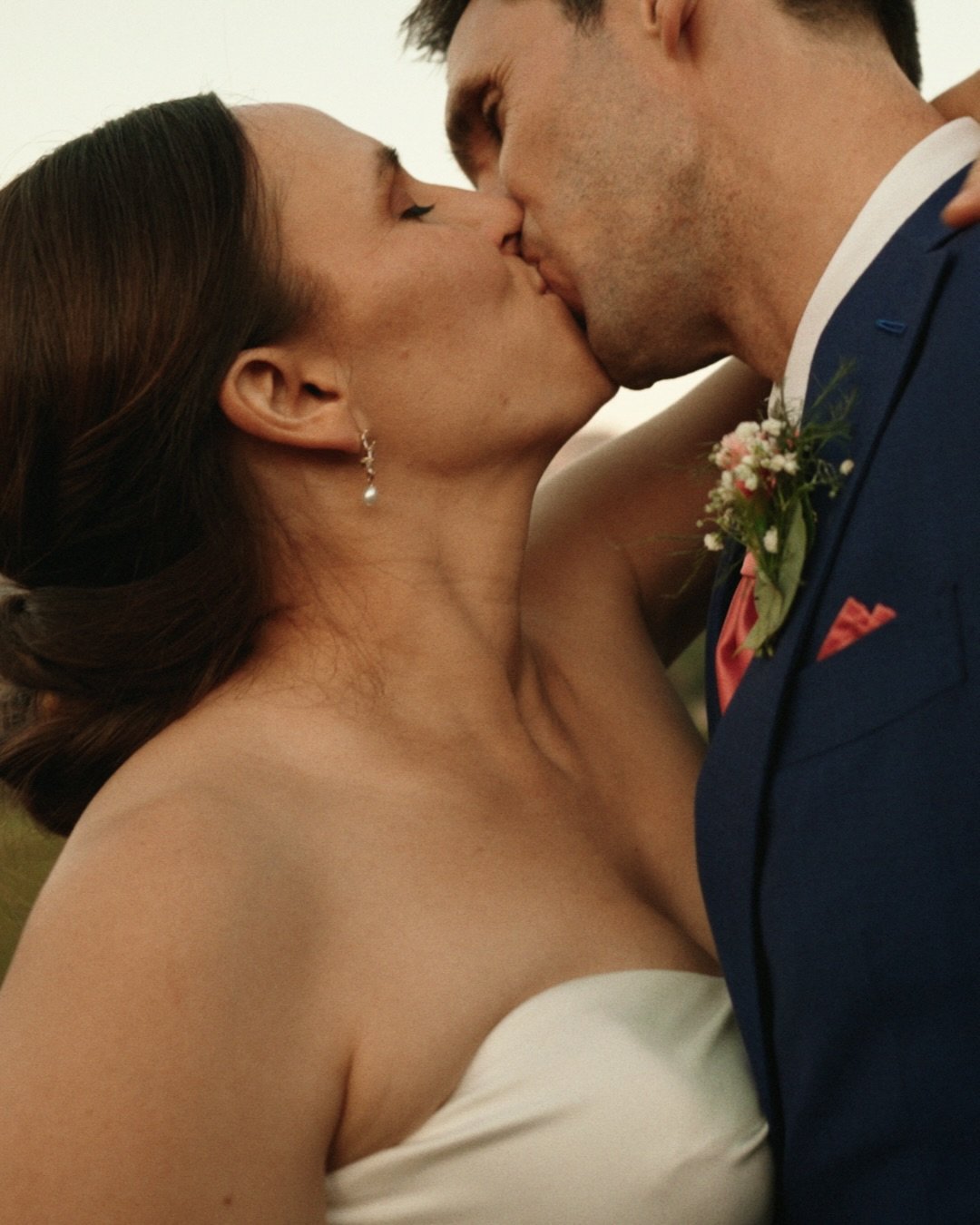 Emilee &amp; Reinier c&rsquo;est une vraie LOVE STORY. 💕

Ils se rencontrent dans un groupe d&rsquo;amis r&eacute;unis dans le Michigan aux USA 🇺🇸, ils se d&eacute;couvrent, la connexion se fait rapidement. 

Perte de vue pendant quelques temps et