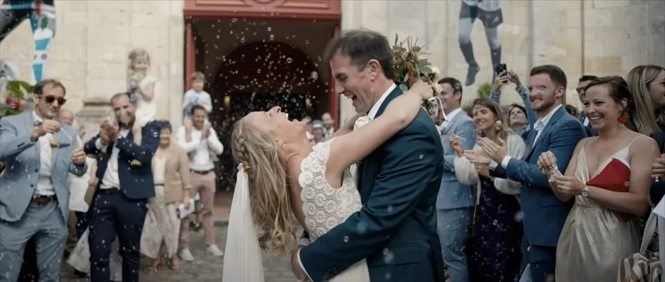 couple sortant sous les confettis à la sortie de la cérémonie religieuse - Alexandre DJANBAZ Vidéaste