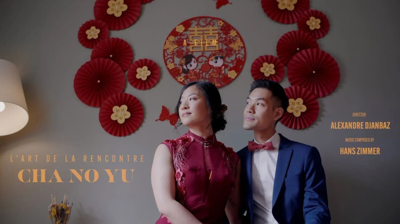 Film de mariage Paris - Couple de mariés asiatiques regardant vers la fenêtre - Alexandre Djanbaz vidéaste de mariage