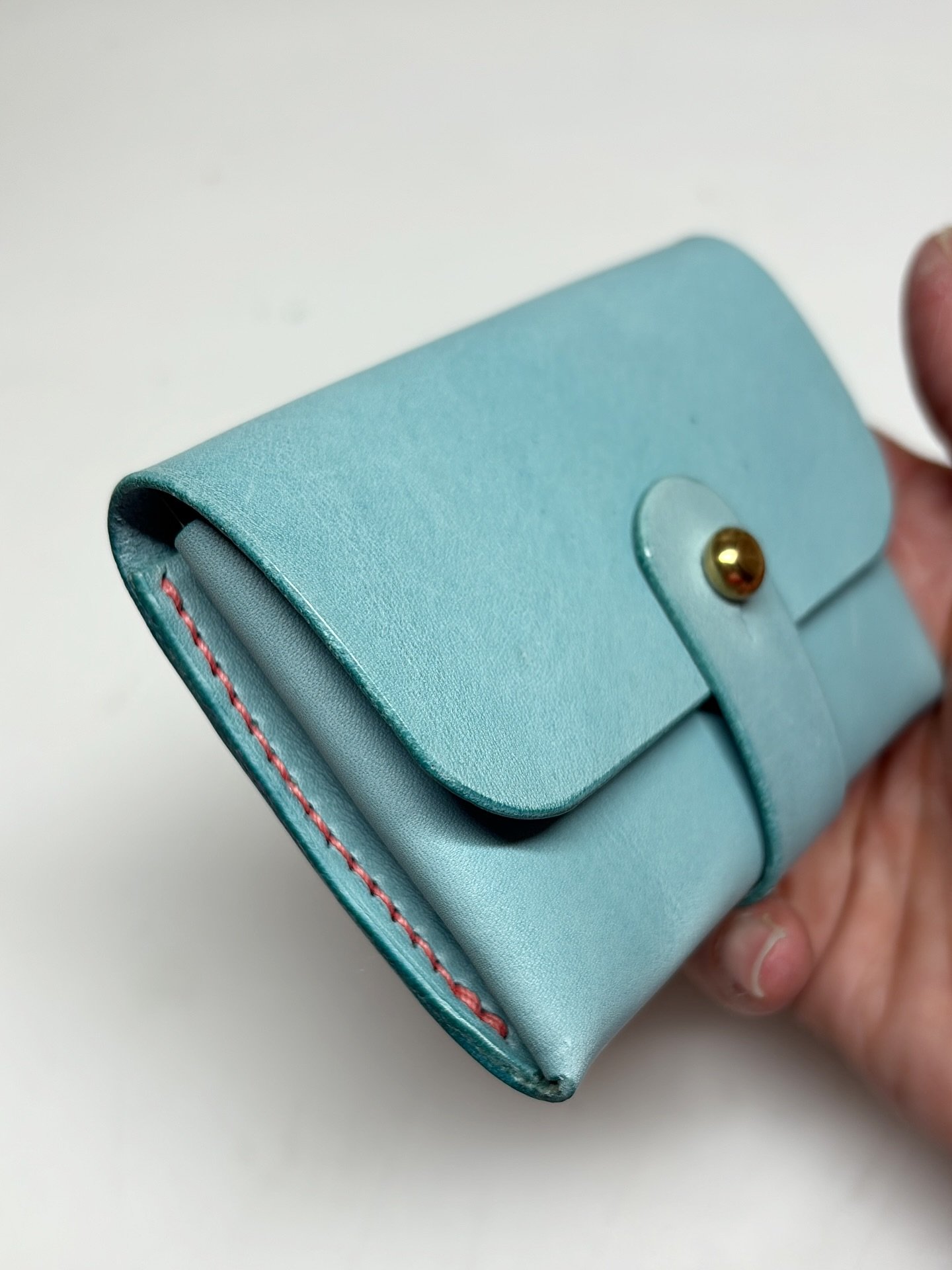 B E S P O K E  B U Z Z

This Buzz Wallet in Baby Blue veg tan leather with hot pink linen thread was commissioned by a group of friends as part of a special 50th birthday gift for a lucky recipient. She loved it!

That&rsquo;s the beauty of bespoke a
