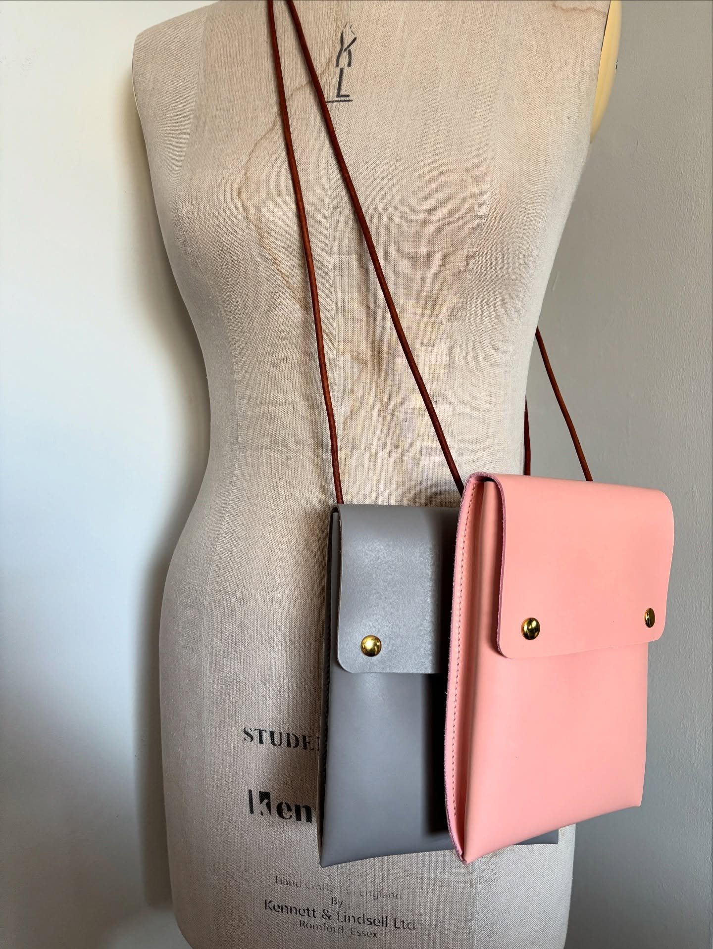 🩷🩶💛

#leatherbag #vegtanleather #phonebag #crossbodybag #popup #bathshopping #handstitchedleather #handcraftedbags #sustainablefashion #pinkbag #greybag