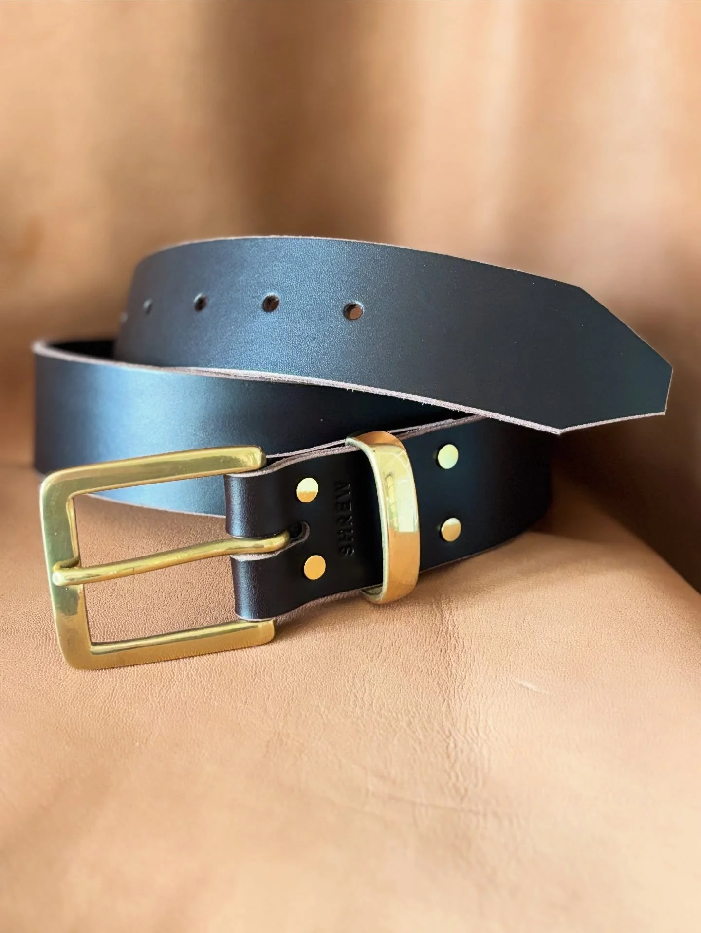 A raw edged, casual men&rsquo;s belt in 38mm dark brown vegetable-tanned leather just off the workbench. 

I have quite a few commissions for men&rsquo;s belts currently - they make lovely gifts and guys always love a good belt, don&rsquo;t they? 

I