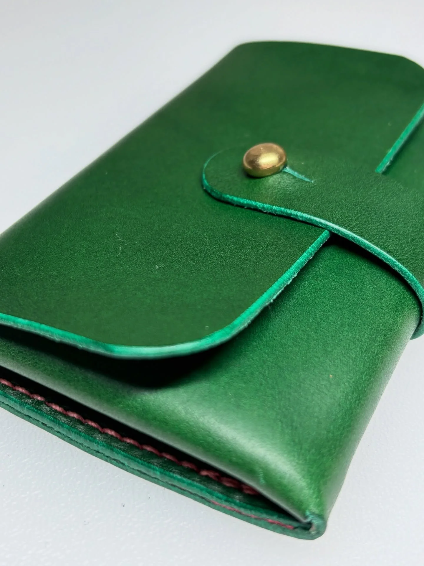 A recent commission for a two pocket Buzz Wallet. We decided on a beautiful green Italian veg tan leather with a flash of bubblegum pink inside and matching pink linen thread, cut and stitched by hand. 

What colour pairing would you have? I&rsquo;ll