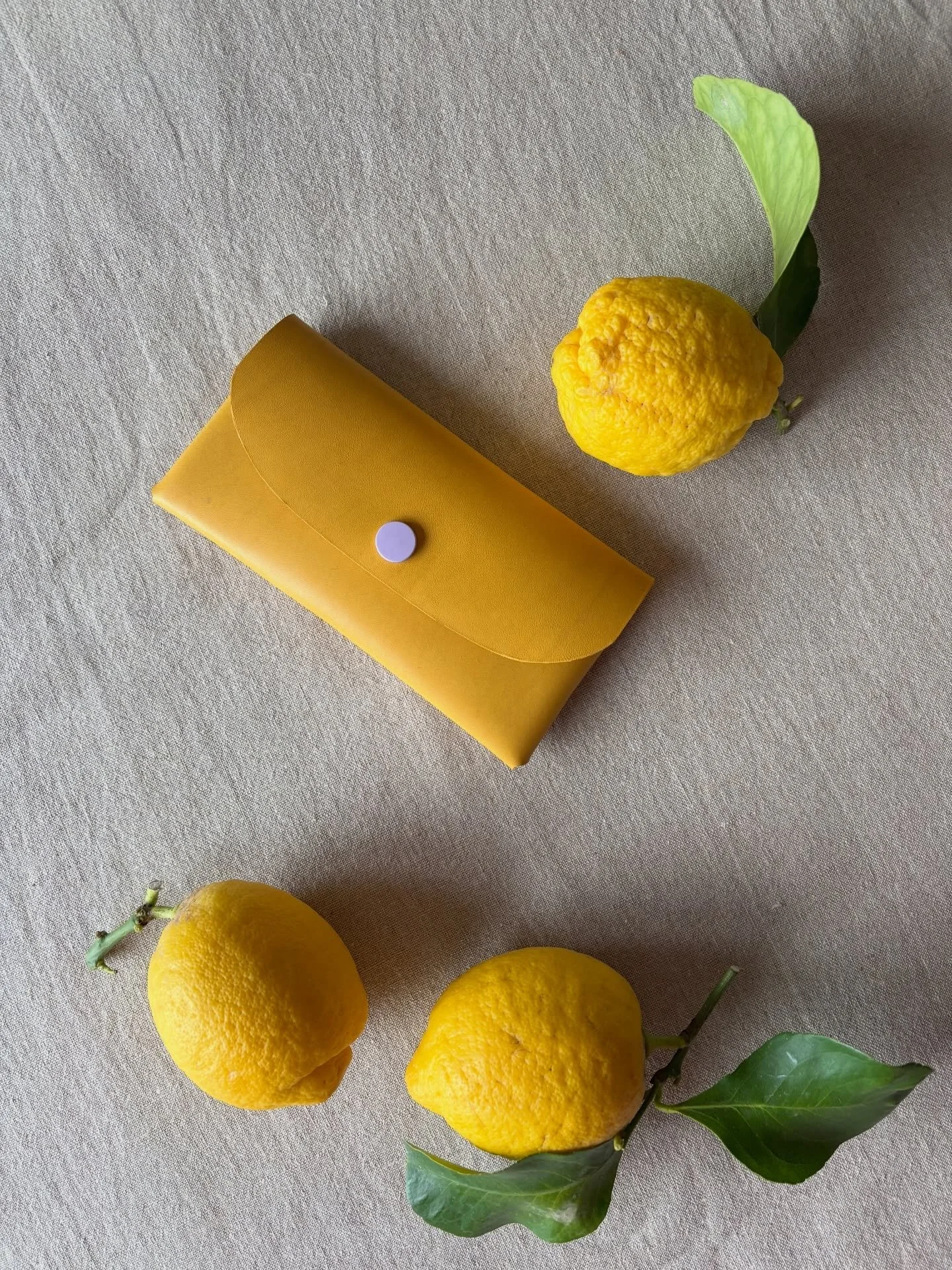 A little squeeze of sunshine for the warm days ahead 🍋☀️

Handmade in vegetable-tanned leather in a range of joy-inducing colours and designed to keep your glasses safe wherever the sunshine takes you!

Gorgeous bowl in the second pic by the talente