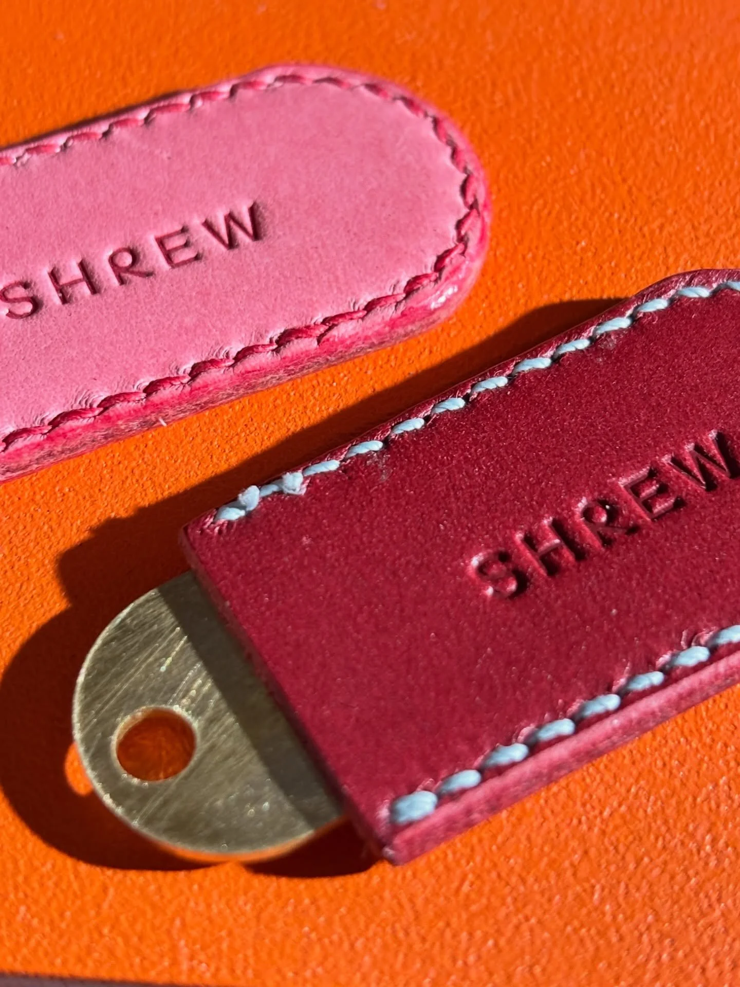 Just a couple of Pop! Keyrings basking in the glorious sunshine ☀️ Head to the website to customise yours. 

#keyring #keyfob #customisation #personalisedgift #leatherkeyring