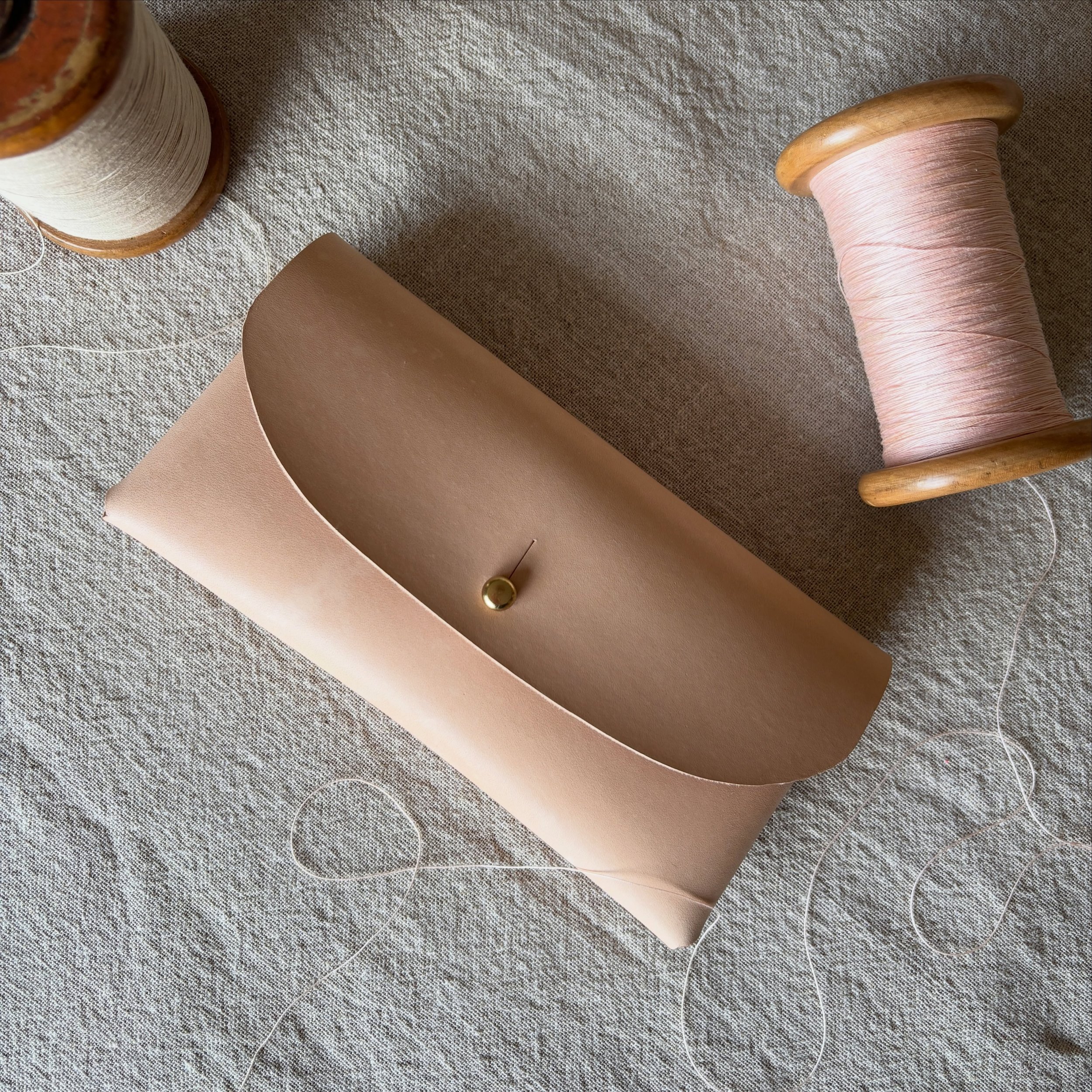 A glasses case, hand cut and made in thick, natural veg tan leather and finished with a solid brass Sam Browne stud. 

Available @hiddenstorebath along with its Conker brown cousin.

Natural veg tan starts off a milky, bone colour as seen here and ov
