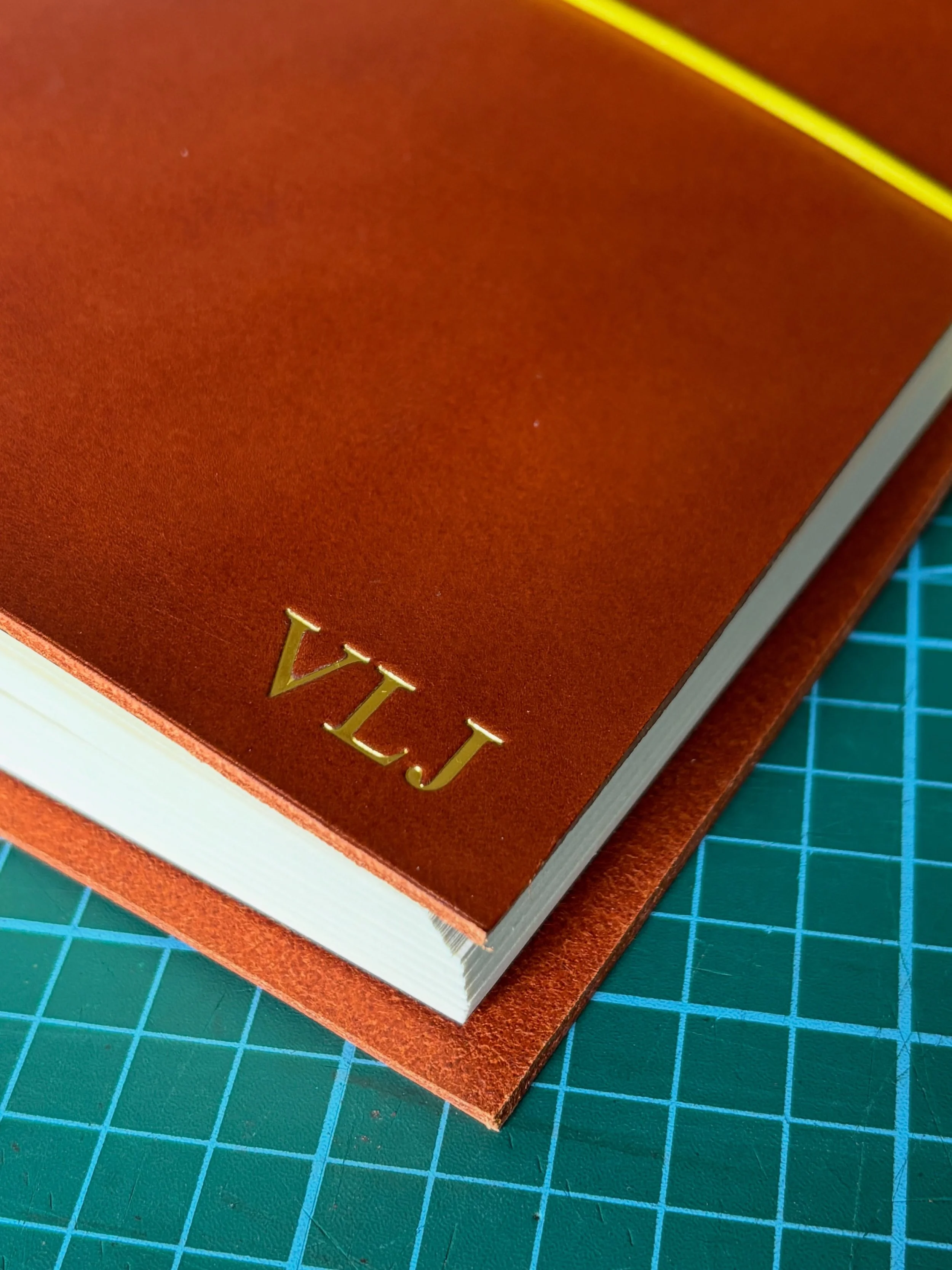 A recent journal commission for a customer&rsquo;s daughter&rsquo;s birthday. Needless to say she loved it!

Here you can see the gold foil option for personalisation up close which I think looks stunning on the Conker leather 🤎

All Mix&rsquo;n&rsq