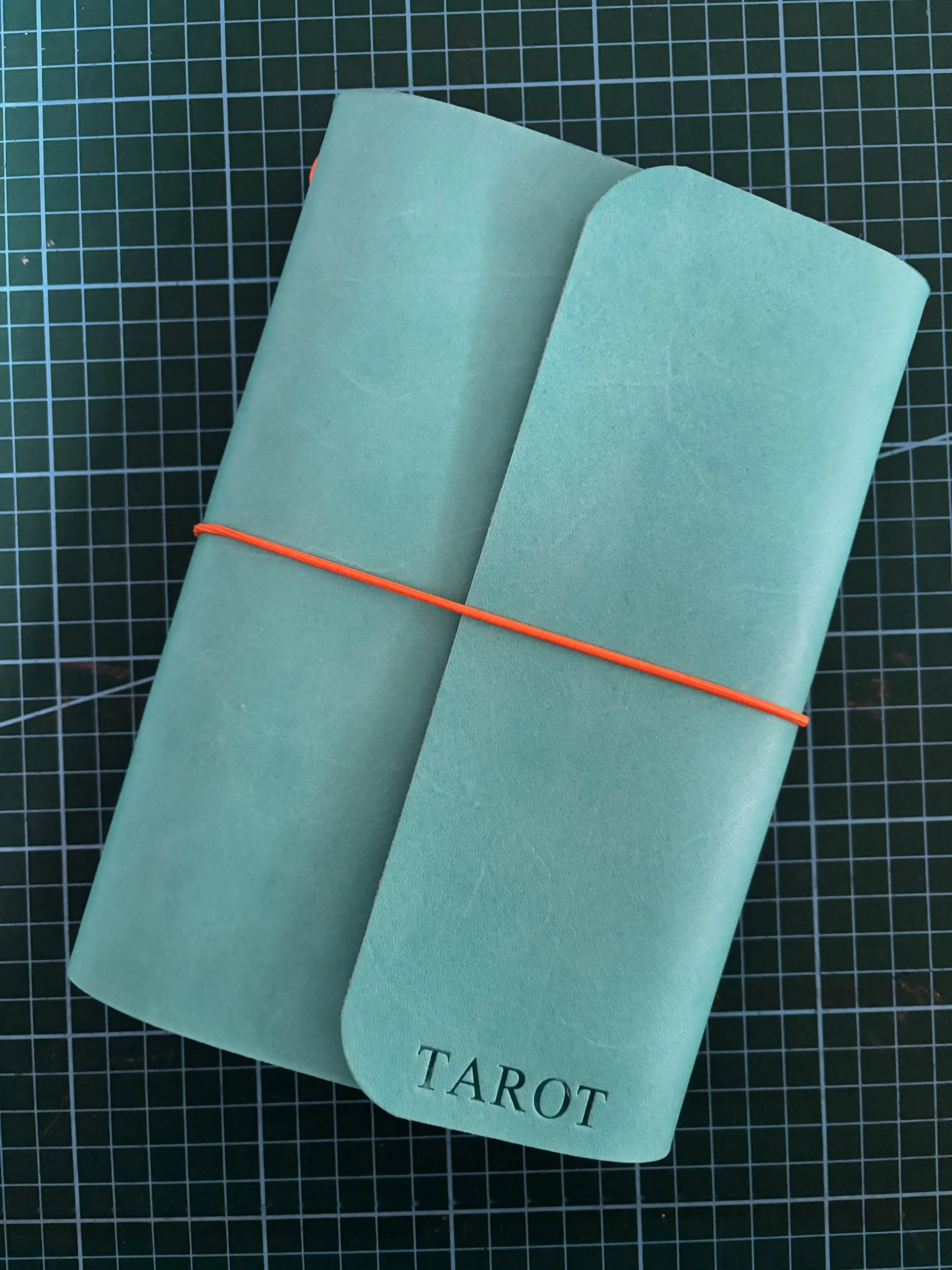 I&rsquo;m loving the custom colour choices you guys are making the moment! Here&rsquo;s an A5 Trifold Journal in Baby Blue with zingy orange cord and personalisation. 

Trifolds are a perfect journal style for those of you who like to slip loose bits