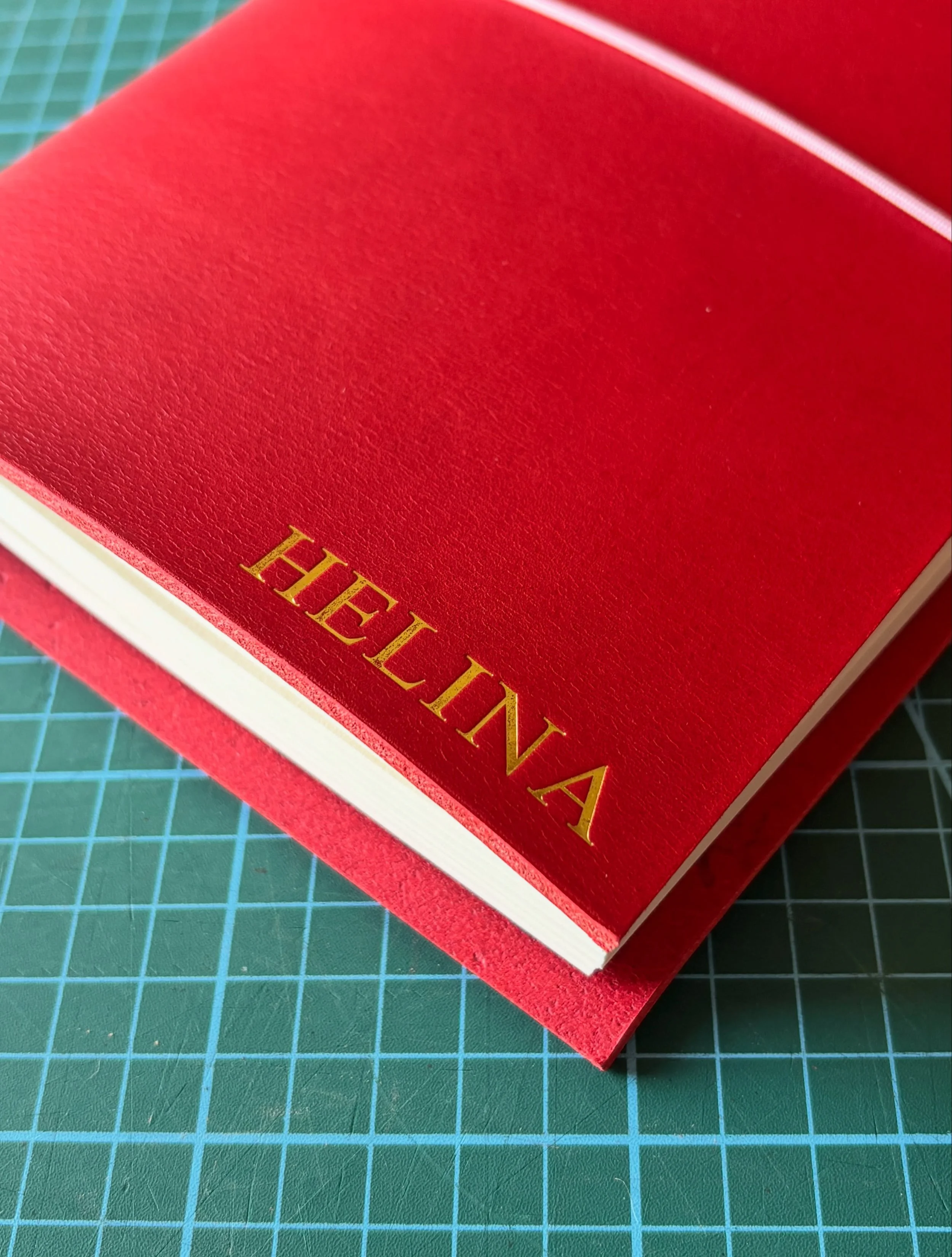 A beautiful combination of ruby red and baby pink cord for Helina&rsquo;s Mix&rsquo;n&rsquo;Match bifold journal in thick veg tan leather, sourced from one of the finest Italian tanneries in the world. ❤️

#leatherjournal #journalling #customjournal