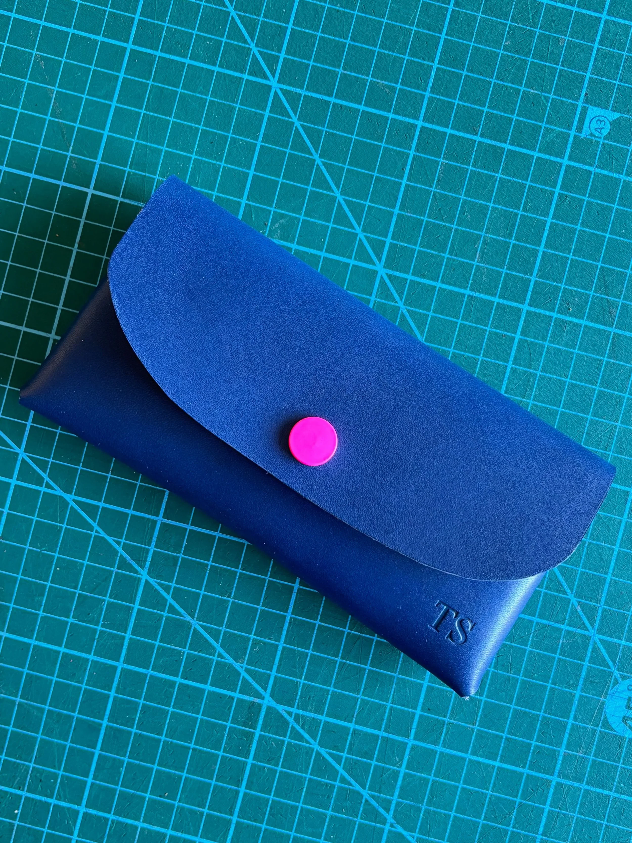 Loving the contrasting colours of the navy with neon pink popper on this Klint leather glasses case. A personalised birthday present for a customer&rsquo;s friend. 💙🩷

#glassescase #leatherglassescase #personalisedgift #handcraftedleather