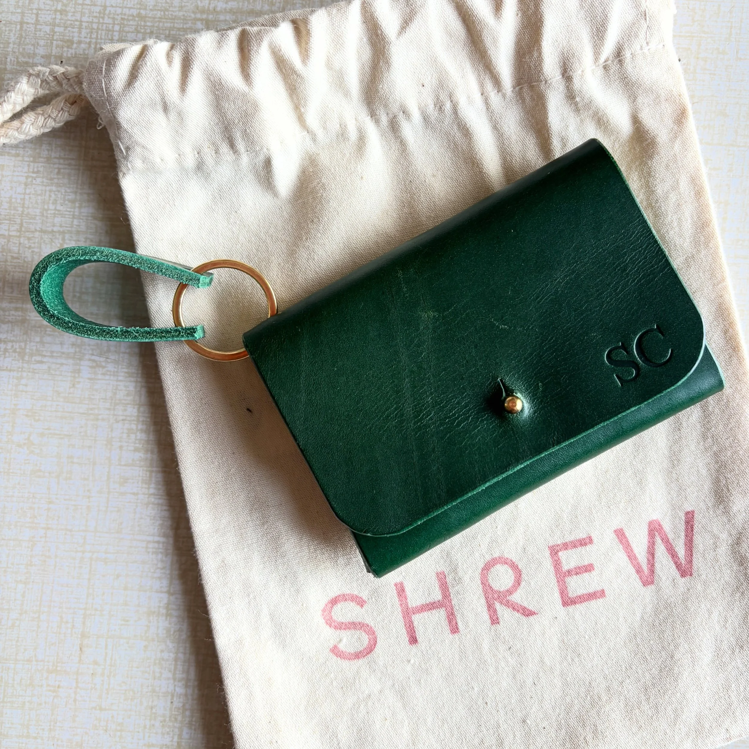 This customer needed her cardholder to attach to a bag strap so came up with the idea of pairing the Skip Cardholder with the Loop Keyring as an easy option to serve this purpose!

#leathercardholder #bespokeleather #leathercraft #madeinbath #handcra