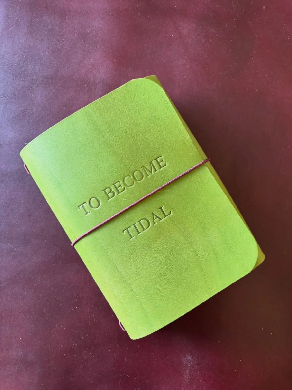 A bespoke order for a lovely client in the US. 

A6 Trifold journal in a fresh, custom apple green veg tan leather with a phrase from her favourite poem engraved on the cover.  I love the pairing of the leather colour with burgundy cords, very chic ?