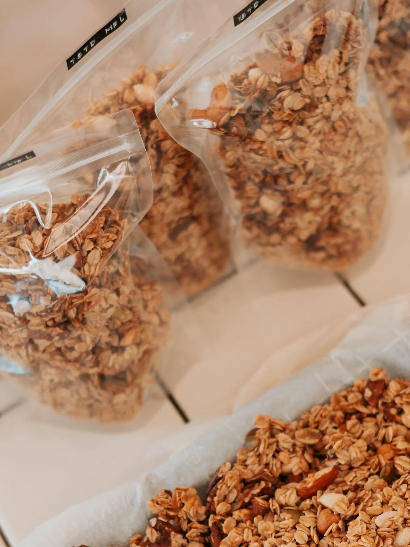 Did you know? 🖤 

Rolled oats are naturally gluten-free! 🌾

Here at TSTD MPL we use 100% whole grain rolled oats for our delicious granola with no gluten ingredients added. 🙅🏼&zwj;♀️

Just REAL food &amp; REAL digestible 🙌🏼