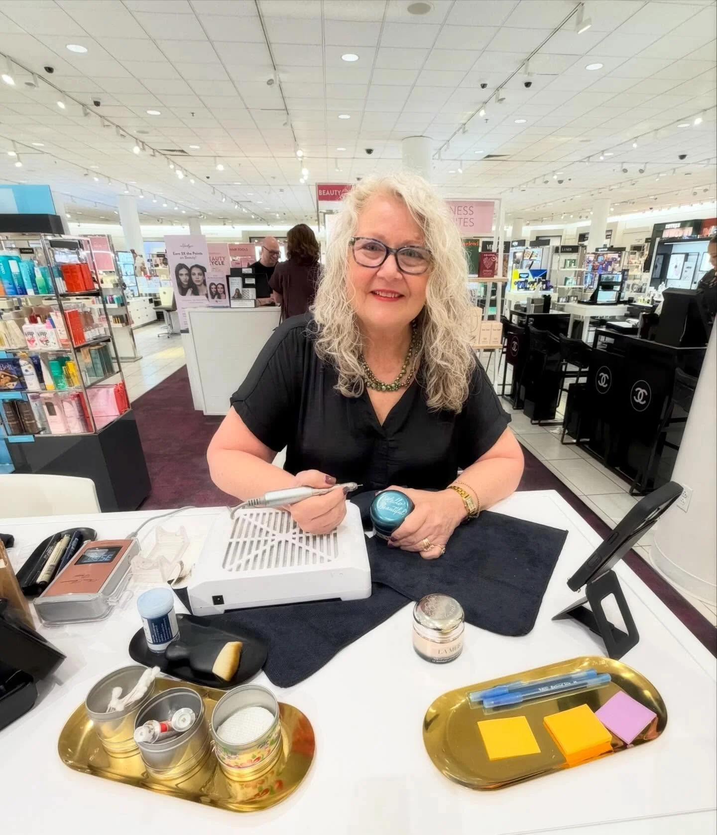 Every event teaches me something new about myself and my ability to problem-solve and interact with people.  This was my first time engraving for La Mer thanks to @sundreamsproductions at the Fashion Mall here in Vegas. 

For those of you who do even