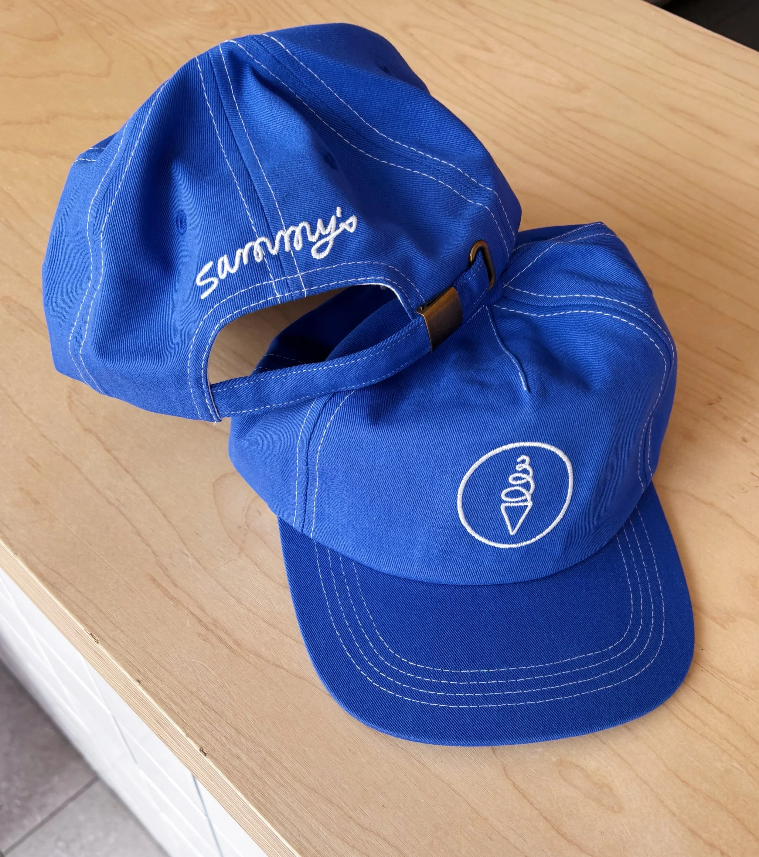 🧢 Nouvelle casquette custom OS ajustable 

👕 T-shirts toddler et junior (2T &agrave; 10 ans) de la colab Lucas Beaufort maintenant dispo en quantit&eacute;s ultra limit&eacute;es! 

*Soyez sans crainte, Arlo a &eacute;t&eacute; tr&egrave;s bien r&e