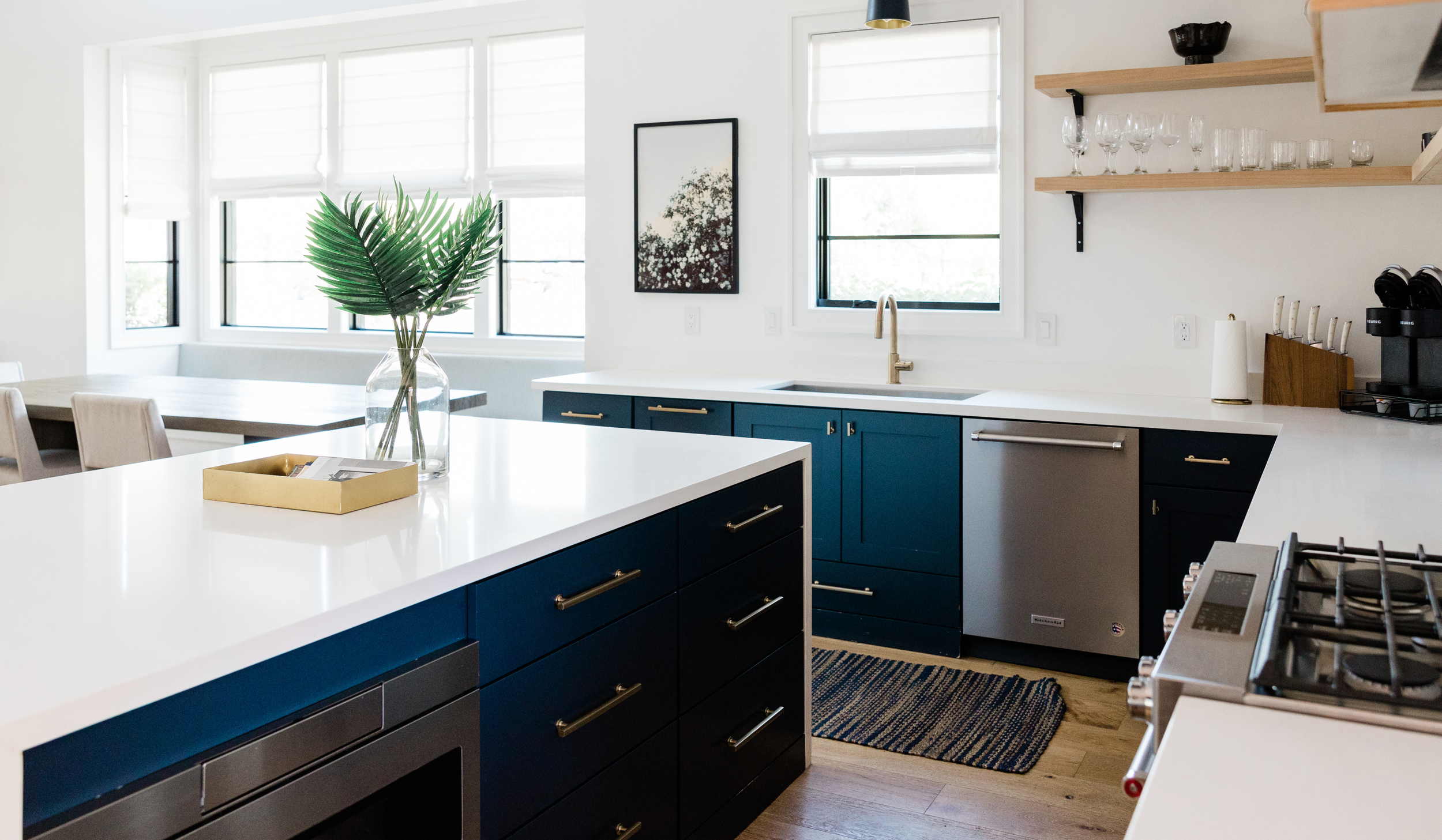 Porcelain Countertops vs. Natural Stone: What Works Best in a Real-Life Kitchen