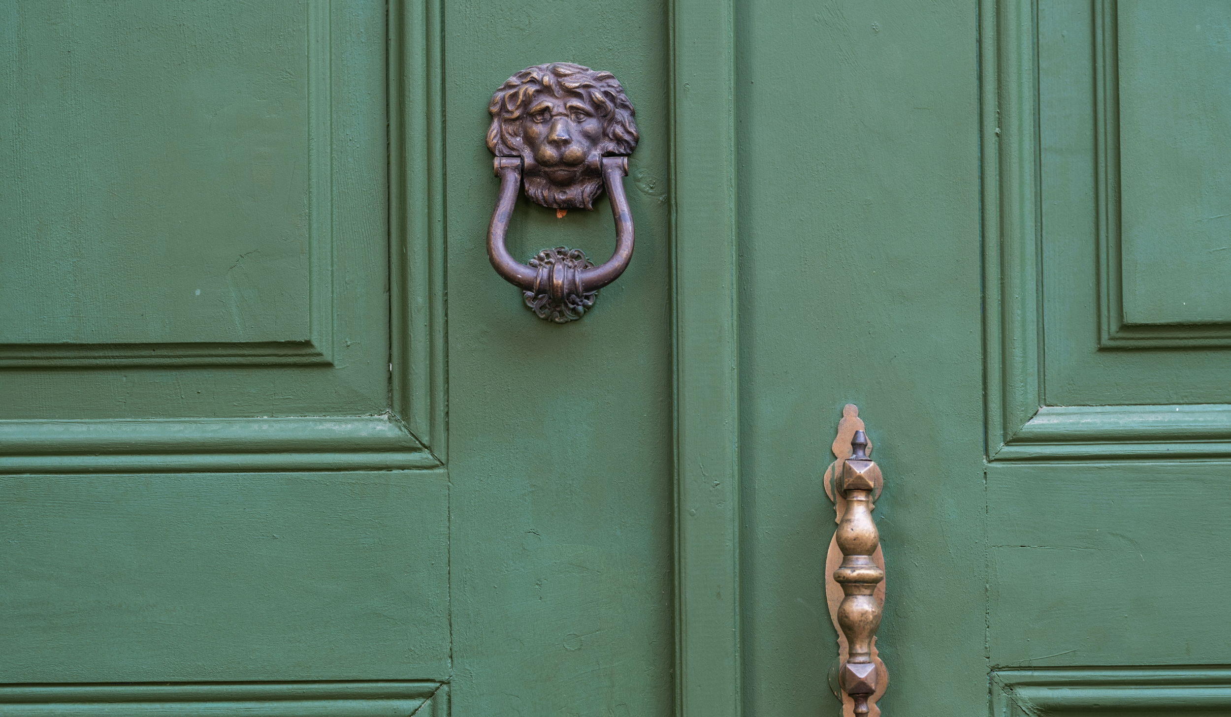 Front Door Paint Color Tips: How to Pick a Shade That Doesn’t Clash with Your Roof