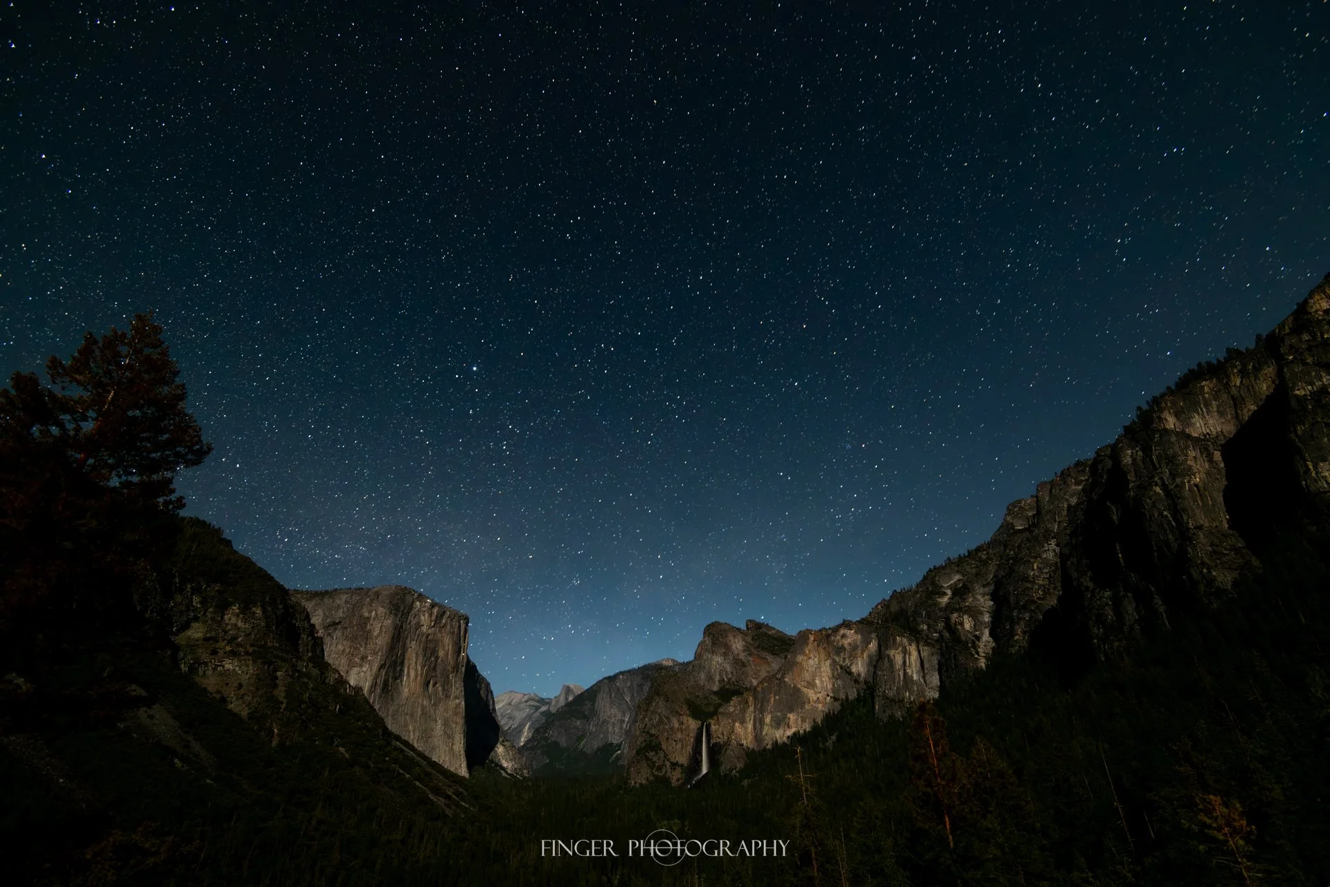 Inspiration Point in Yosemite at night.