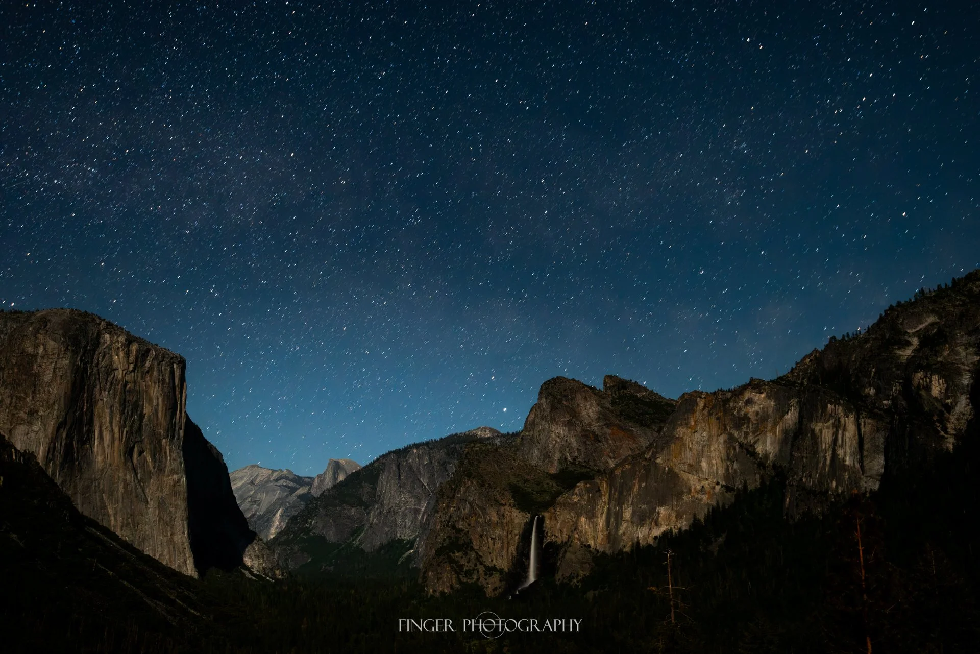 Inspiration Point in Yosemite at night.