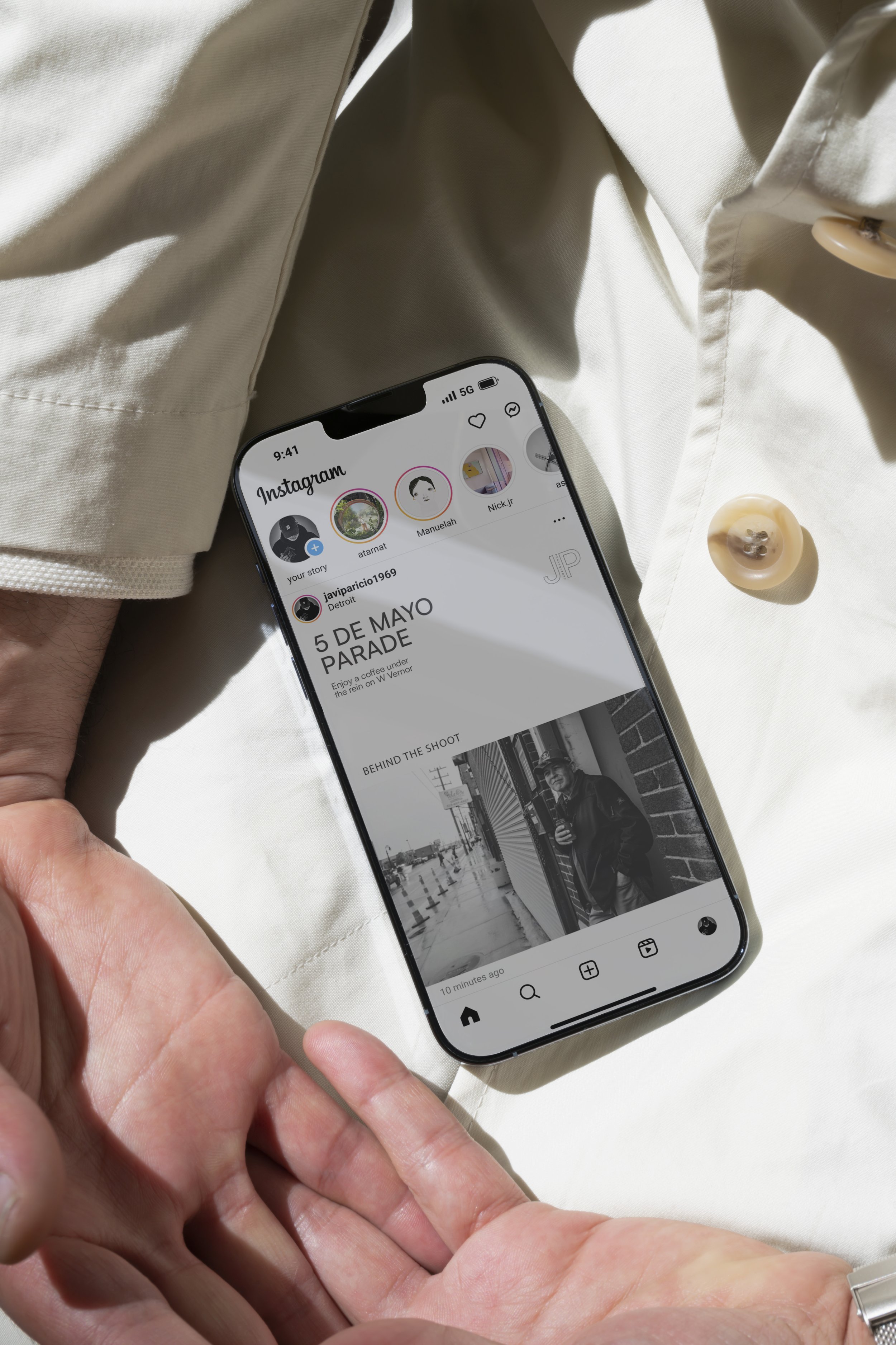 Persona sosteniendo un teléfono inteligente y deslizando en la aplicación de Instagram, con un fondo de una camisa blanca.