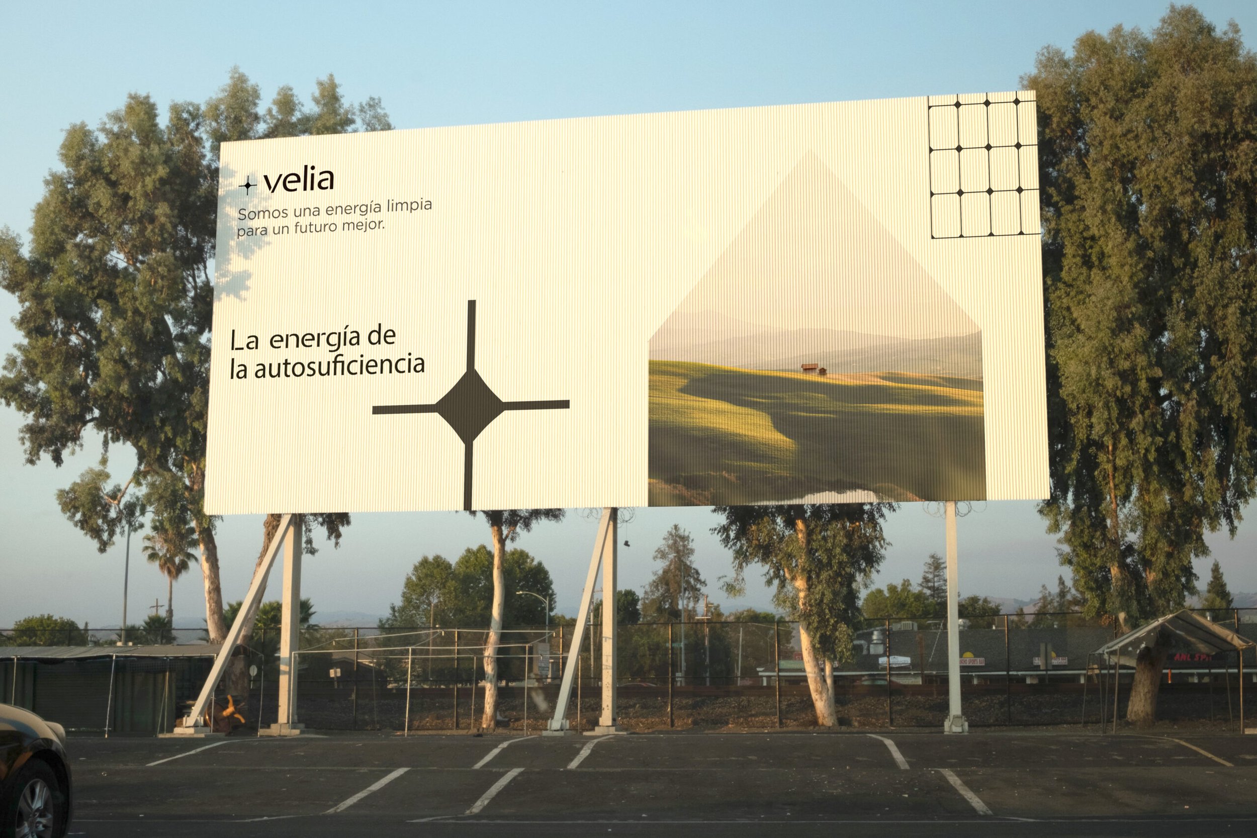 Valla publicitaria con mensaje sobre energía limpia y autosuficiencia, paisaje natural de fondo.