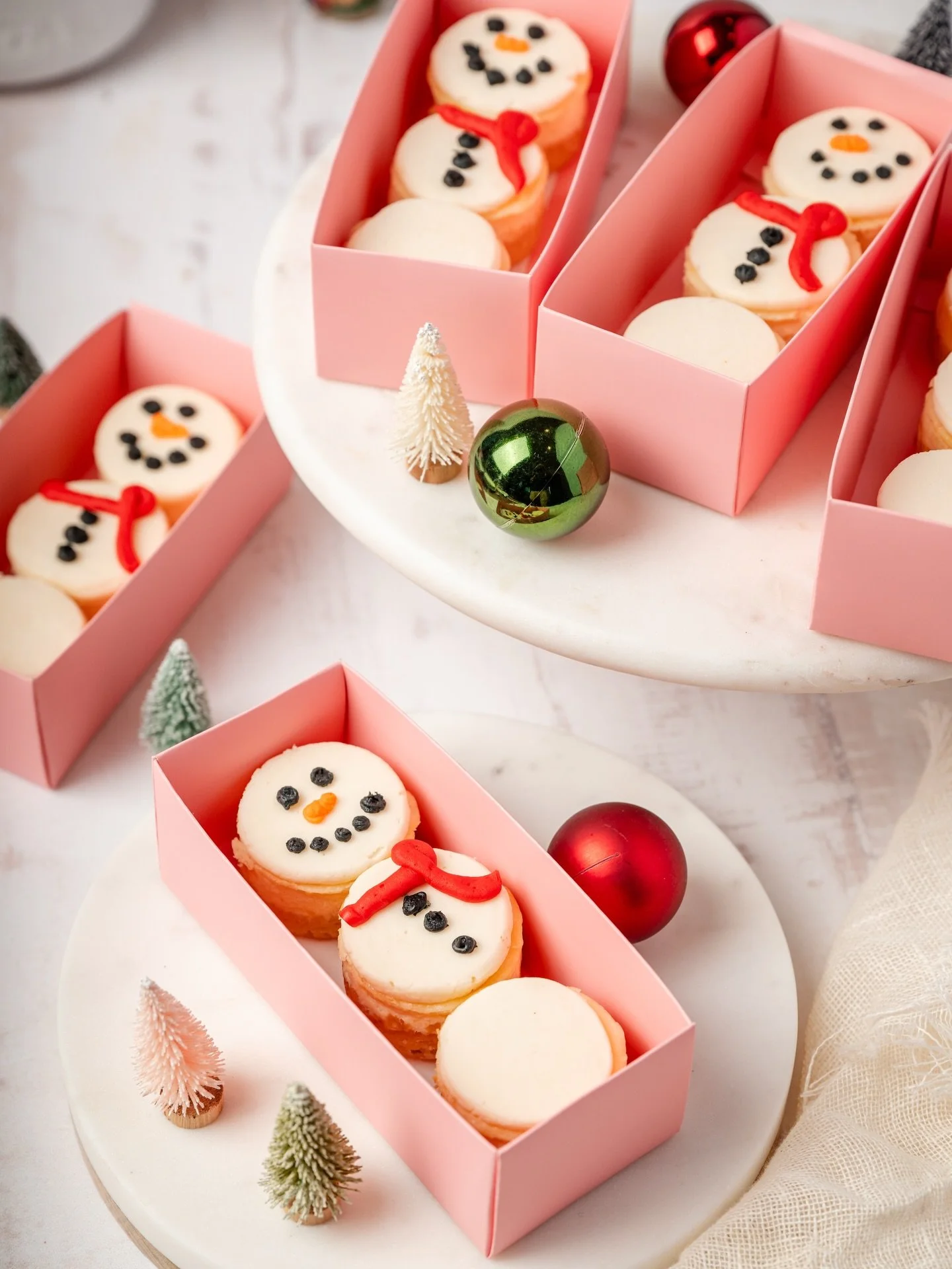 ☃️Snowman 3 Packs☃️
Three original mini cheesecakes topped with buttercream decor &amp; packaged up perfectly! These make the perfect host gift, stocking stuffer or place setting! Available for pre order online🩵