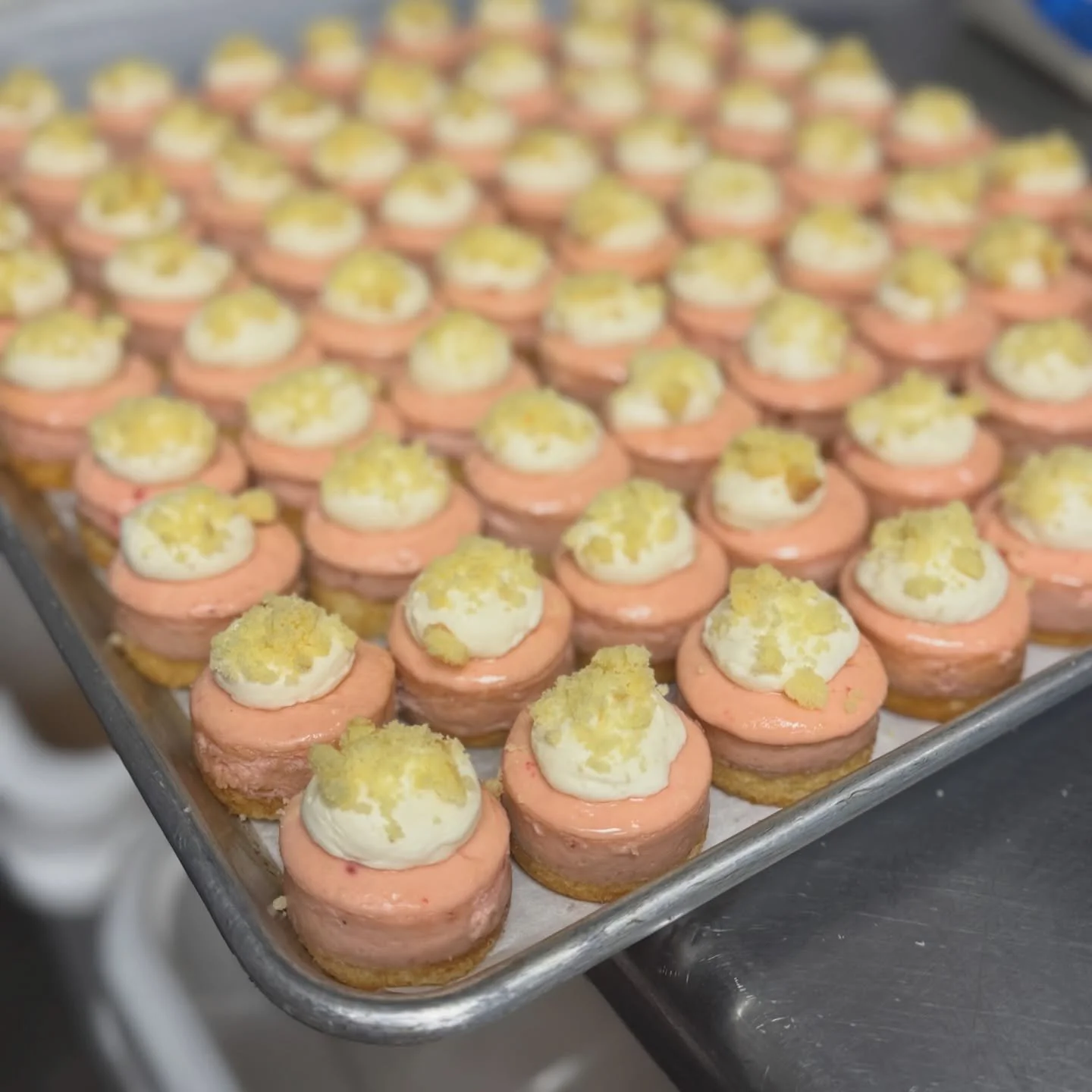 🎂Wedding Cake Cheesecake🎂
Yellow cake crust, raspberry cheesecake, amaretto buttercream, topped with yellow cake crumbles🫶🏻 headed out to all locations as today&rsquo;s specialty flavor!