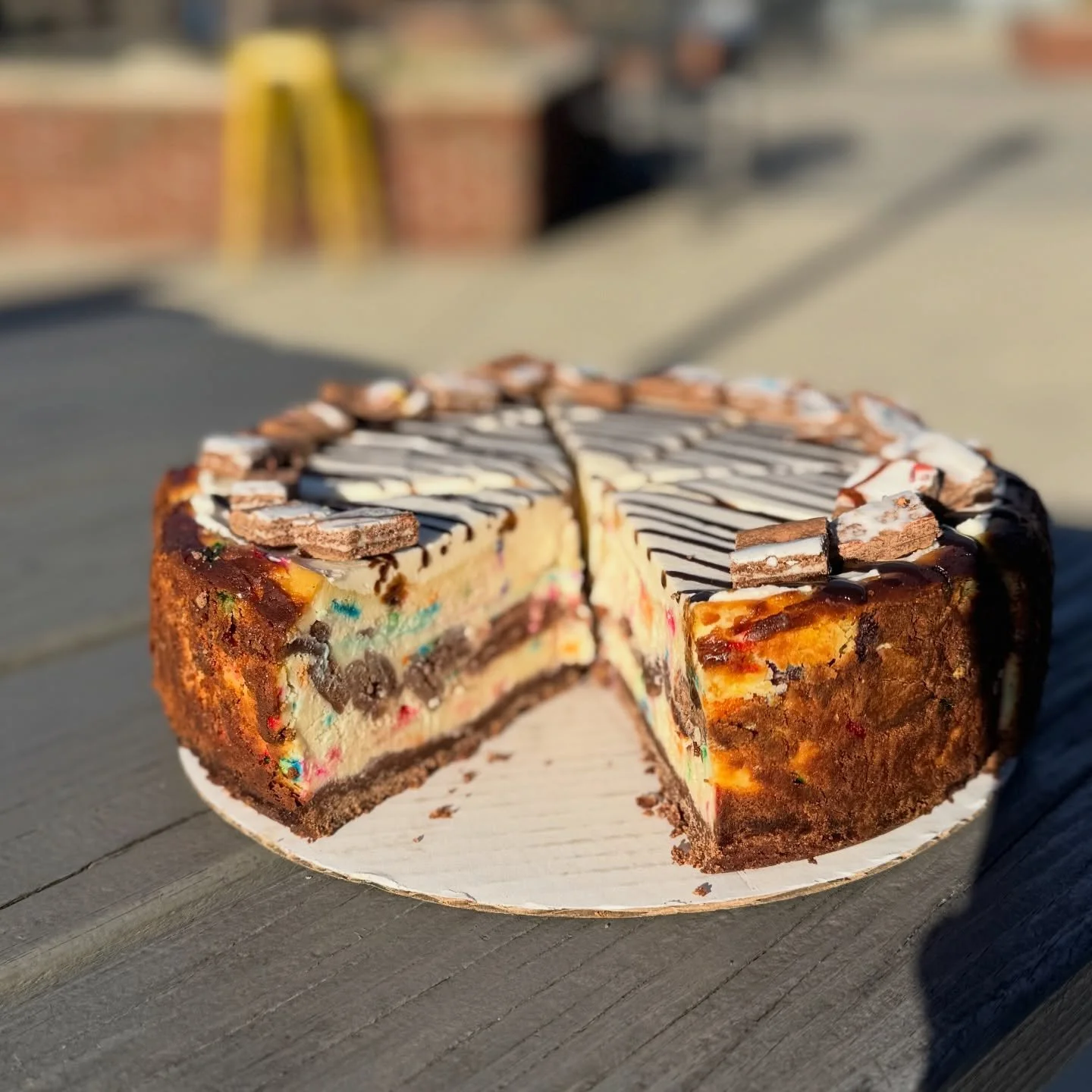 Hot Fudge Sundae Pop Tart Cheesecake🧁 that&rsquo;s a mouthful - literally and figuratively!! Chocolate shortbread crust, sprinkle cheesecake, a layer of hot fudge pop tarts in the middle, topped with buttercream, chocolate drizzle &amp; pop tart pie