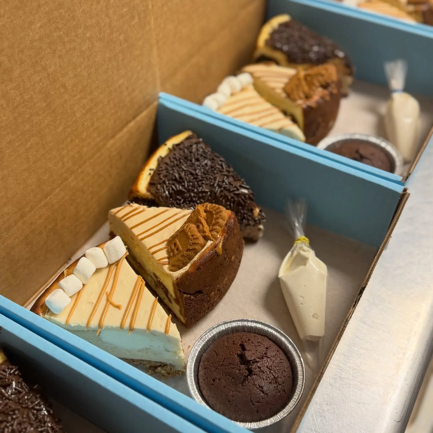 Final Four Boxes🏀🍰 these were pre order only &amp; sold out! 

Flavors include:

Ina Garten&rsquo;s Brownie Pudding - 
4in pie tin with the brownie pudding per Ina&rsquo;s instructions, then a lil piping bag of whipped cheesecake to dollop on top a