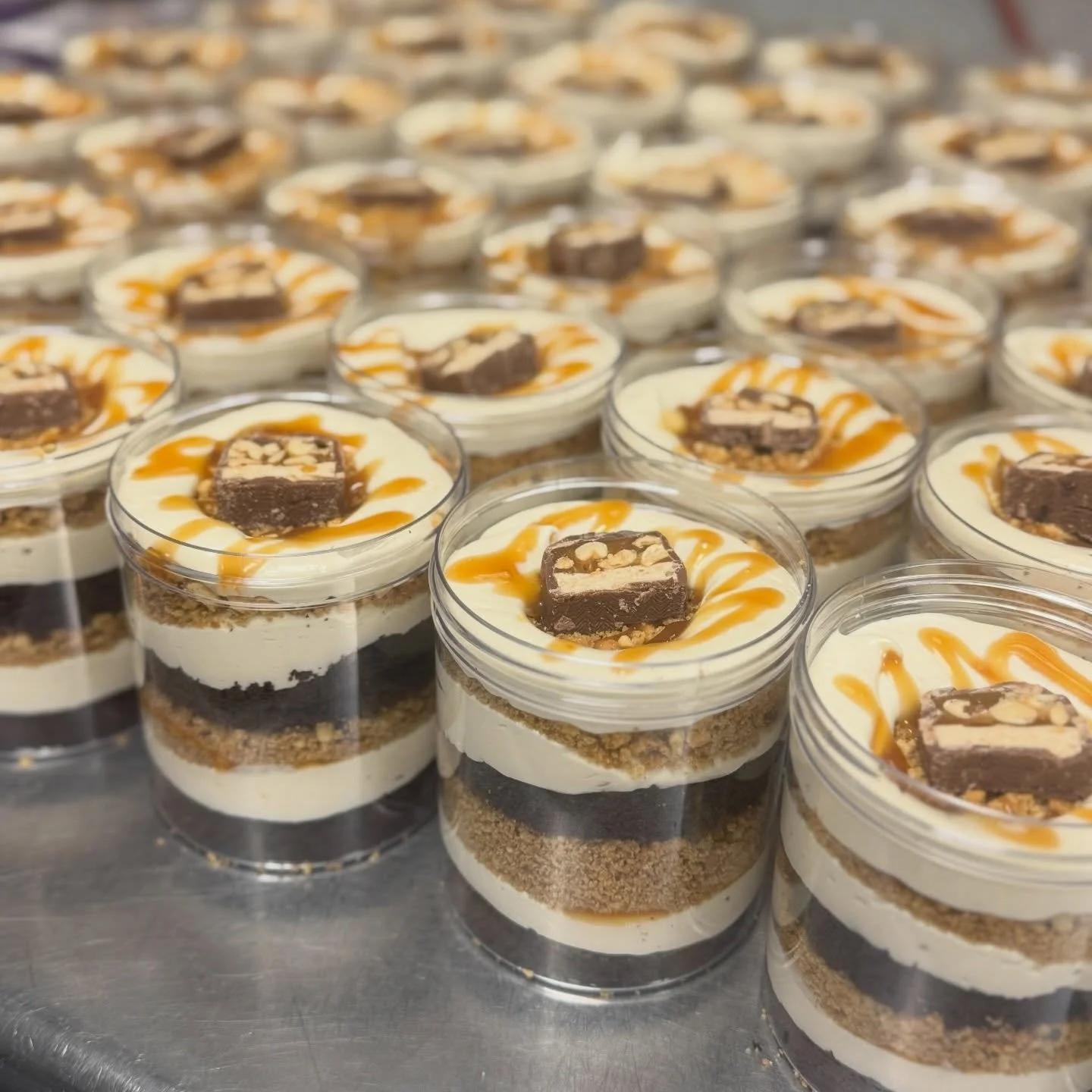 Snickers Cheesecake Jars🍫🧡
Layers of chocolate cake, caramel cheesecake &amp; a graham cracker and crushed peanut mix - topped with a slice of snickers😘 putting them in the case right now at Hilliard! We will send to locations tomorrow!