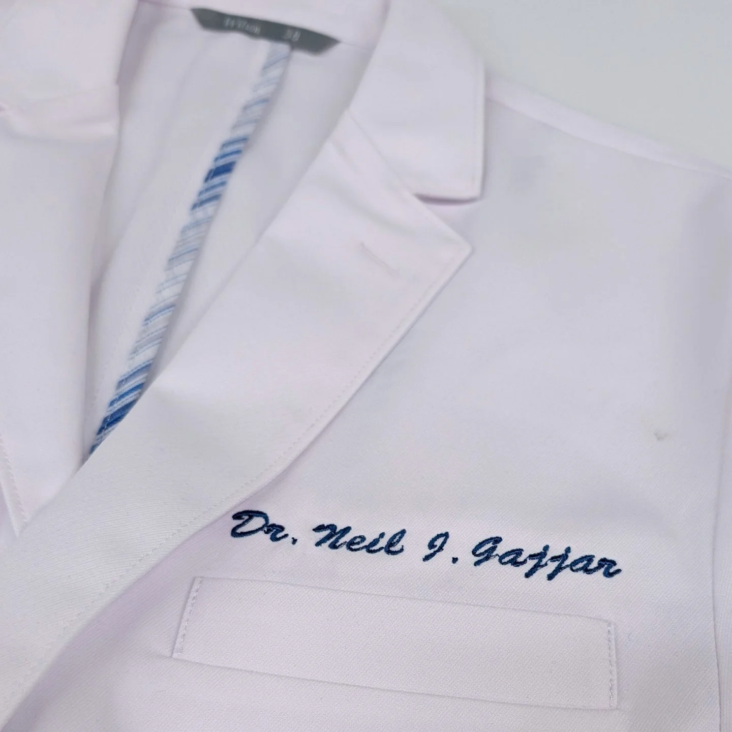 👔 Professional Embroidery That Speaks for Your Brand
Clean. Precise. Built to impress.
This lab coat for @gajjardentistry shows what quality embroidery should look like &mdash; stitched locally at Custom Print Lab.

✨ Perfect for:
✅ Uniforms &amp; L