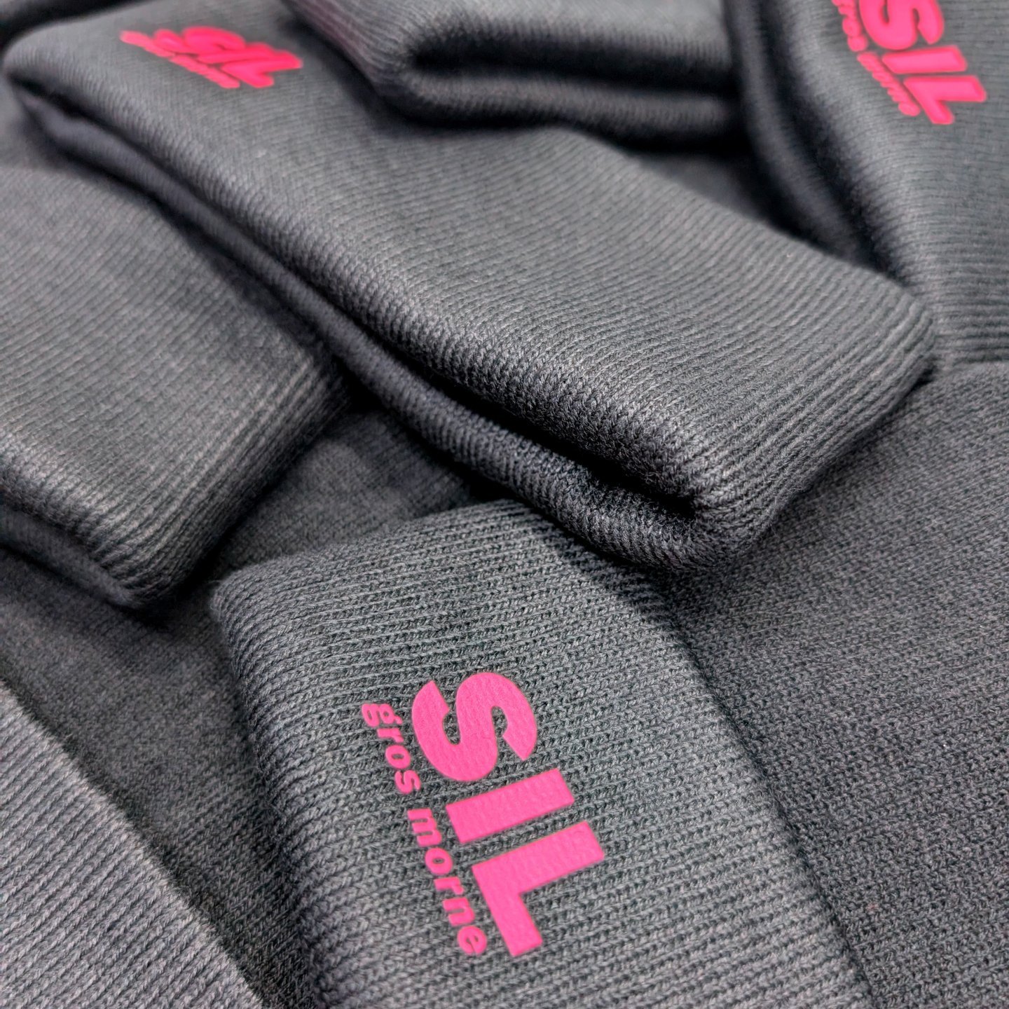 Custom hats done right. 🎯
No minimums. Fast turnaround. Clean print.

Whether it&rsquo;s for your team, your brand, or your event &mdash; we&rsquo;ve got you covered for the season.
Classic beanies, cuffed knits, truckers, dad hats&hellip; all print