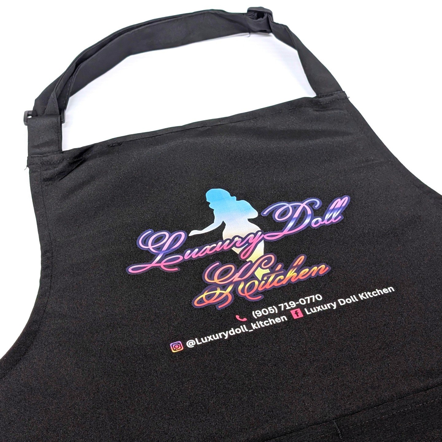 Custom aprons that make your brand stand out 🔥

We hooked up @luxurydoll_kitchen with a clean, vibrant print that pops on black &mdash; perfect for the kitchen, events, or content.

Want your logo looking like this?
We&rsquo;ve got you covered 👇
✔️
