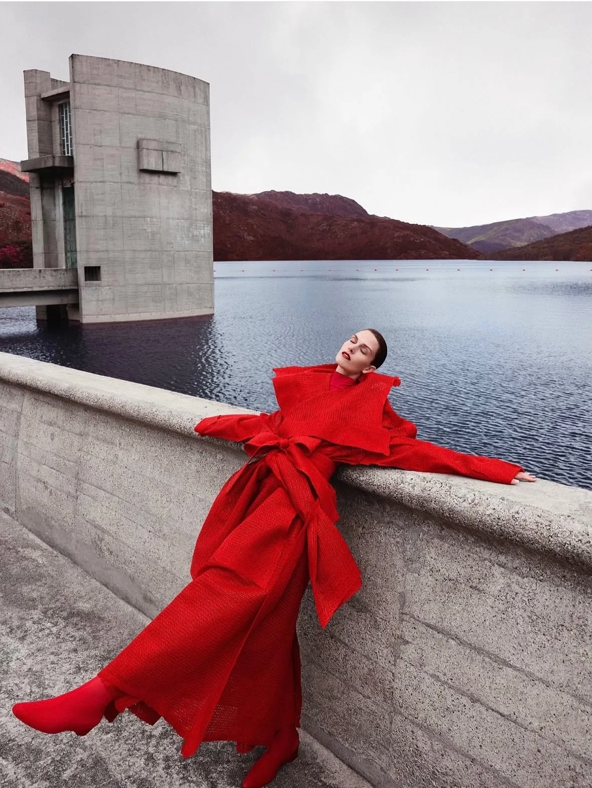 A moment of pure elegance and untamed beauty ♥️
•••
#repost
@luismonteirophotography it ✨ New story for @harpersbazaararabia September Issue ✨
Captured in the wild beauty of Geres, Portugal.
Endless gratitude to @oliviaphillips
