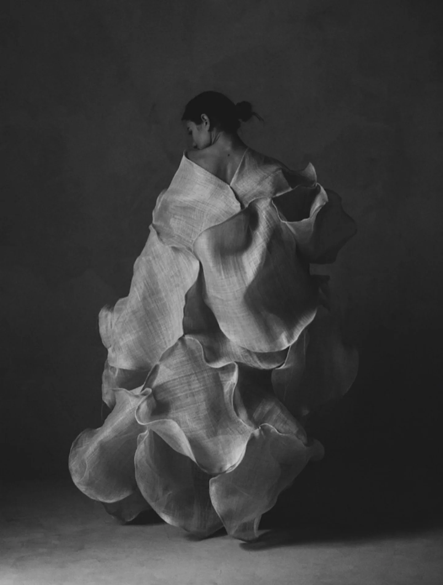 Elegance in motion, art in form.
•••
#repost
@eliurpi Sculptural Dress Exhibited at MBFW Madrid.
Beautiful andreativa 🖤 #eliurpi