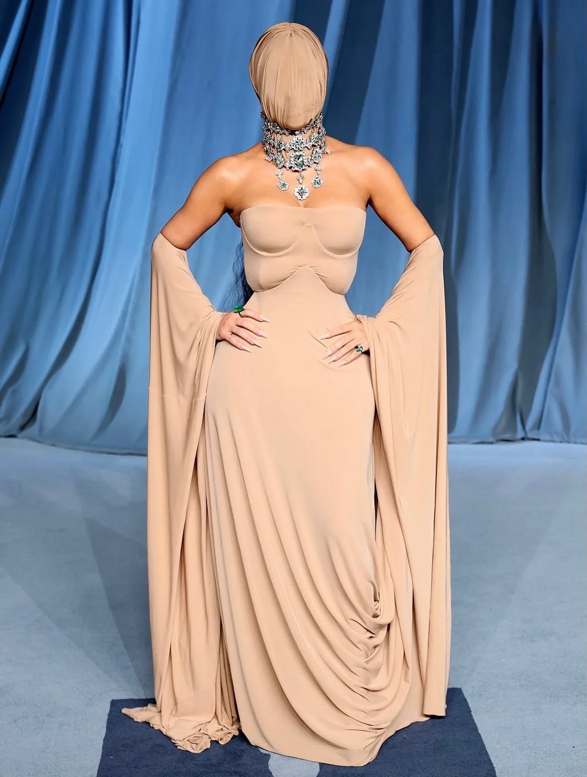 A vision of bold elegance and futuristic allure. Kim Kardashian captivates in a sculptural creation by Maison Margiela Artisanal, designed by Glenn Martens, embodying the essence of modern couture.
•••
#repost
@lofficielparis #FASHIO