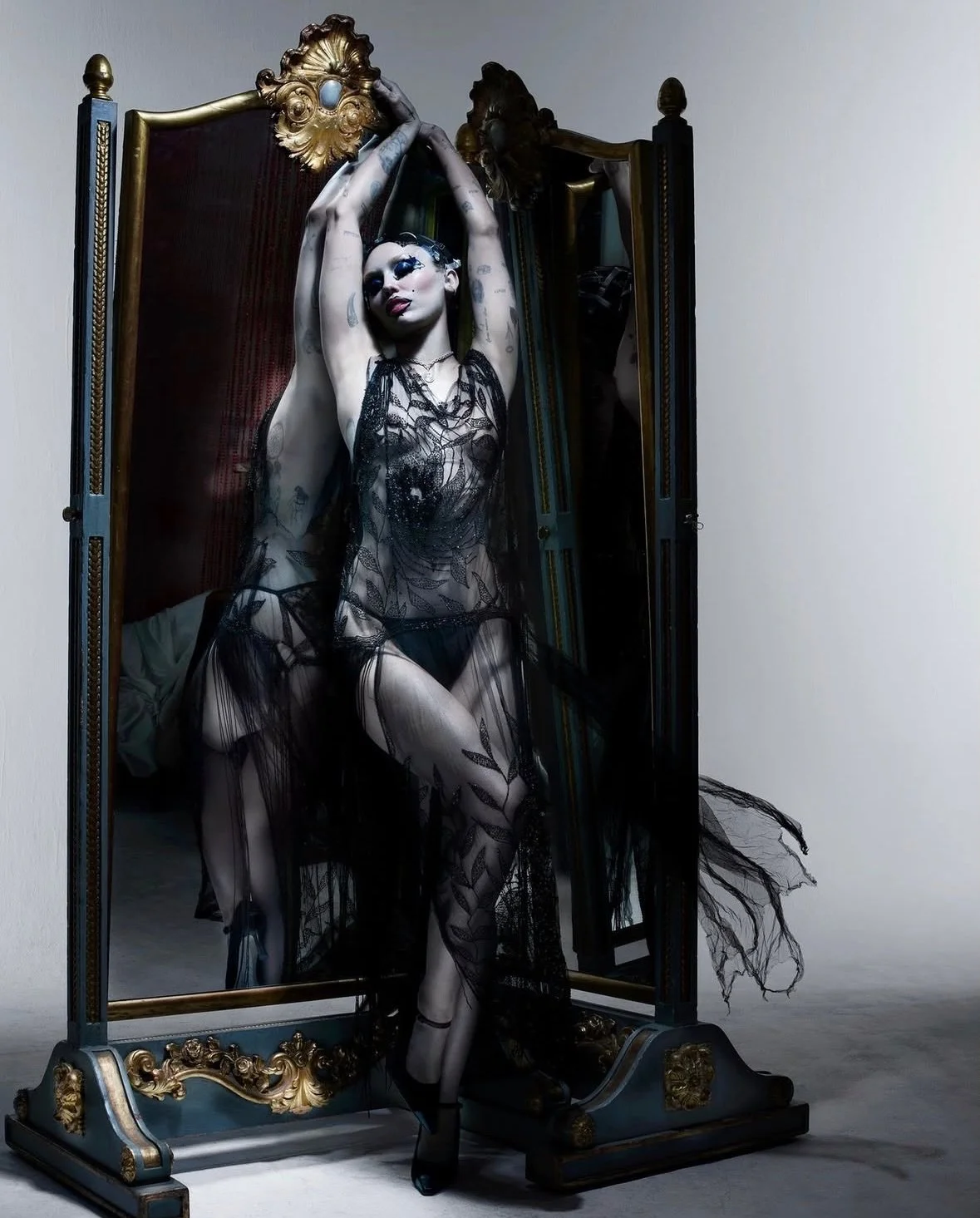 A flash of pure sophistication and a rush of magnetic energy.

&bull;&bull;&bull;
#repost

@crfashionbook Happy birthday, @mileycyrus 🎠

CR Fashion Book Issue 27 Fall Winter 2025, CR Confidential

Talent @mileycyrus
Photography @nick_knight
Fashion 