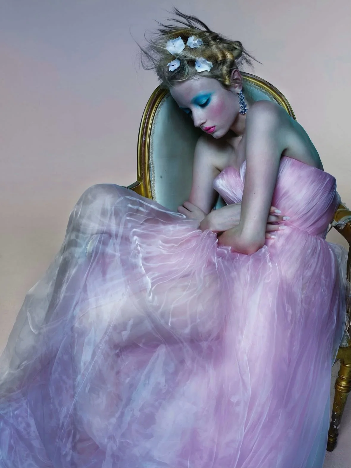 Art lives in movement, style lives in details.

&bull;&bull;&bull;
#repost

@nick_knight The beautiful @kalschreiberrr styled by the amazing @annatrevelyan in @demna @balenciaga for @showstudio and @vmagazine
🤍
Fantastic team are
Concept, Photograph